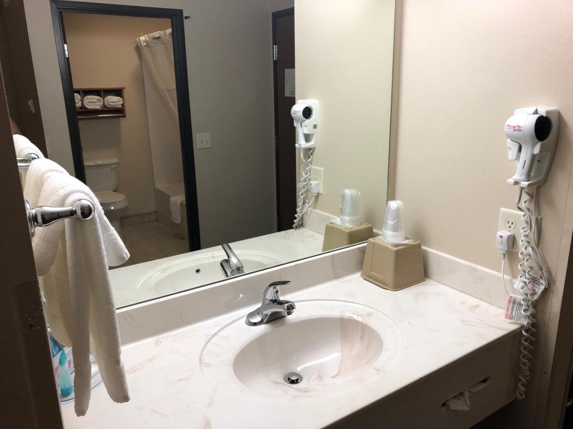 Shenandoah Inn & Suites photo 11