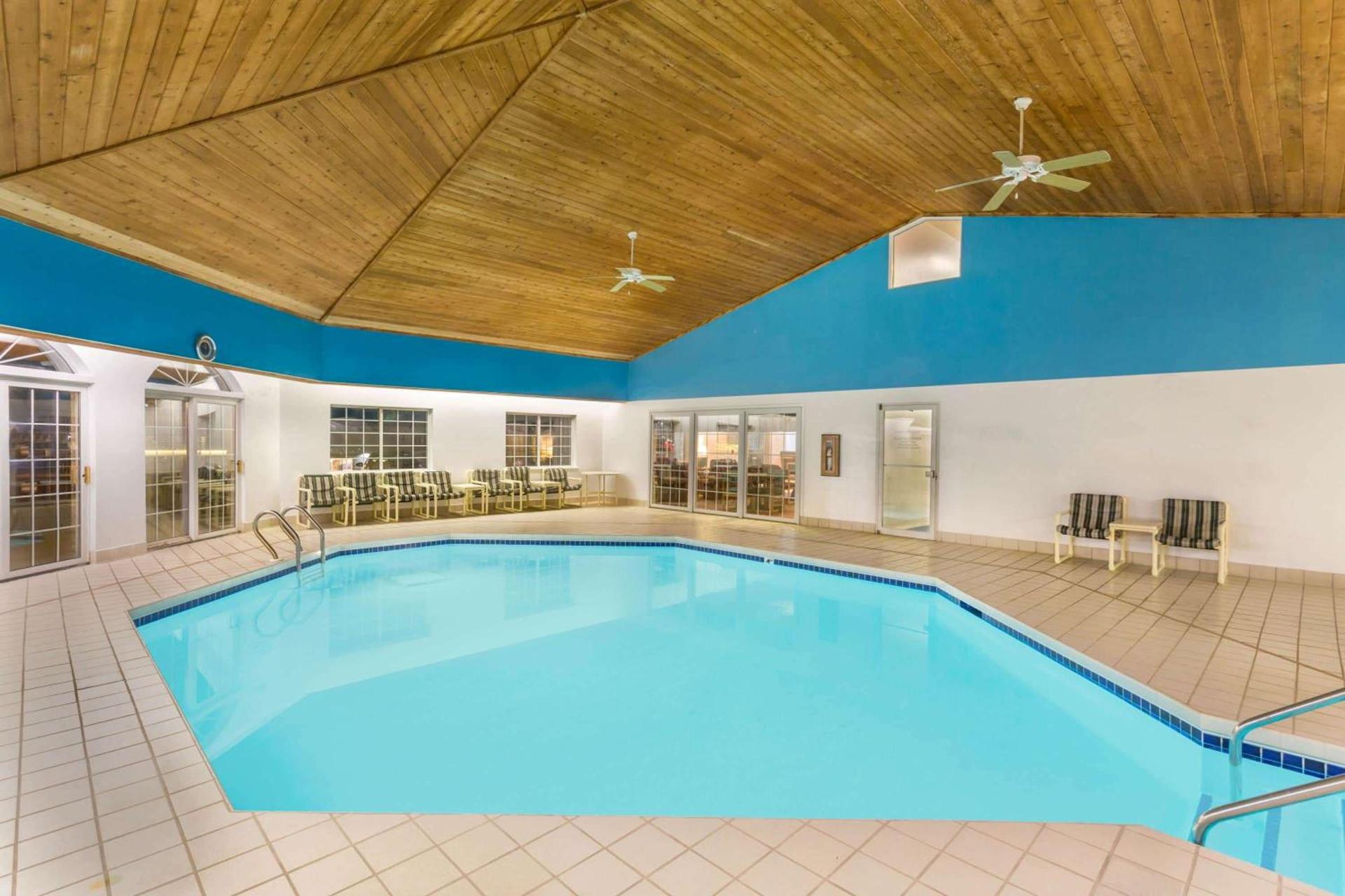 Super 8 by Wyndham Reedsburg photo 30