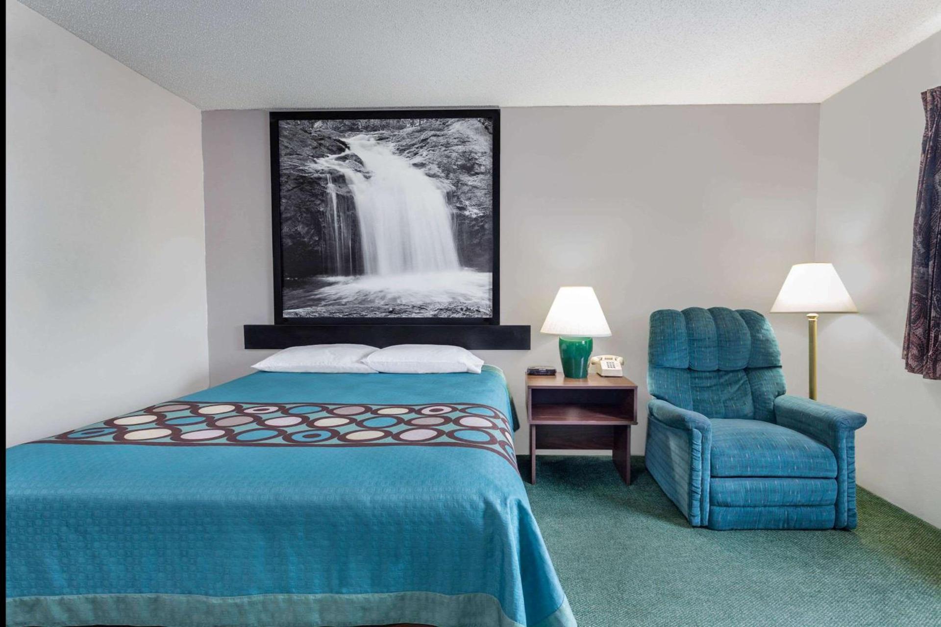 Super 8 by Wyndham Reedsburg photo 29