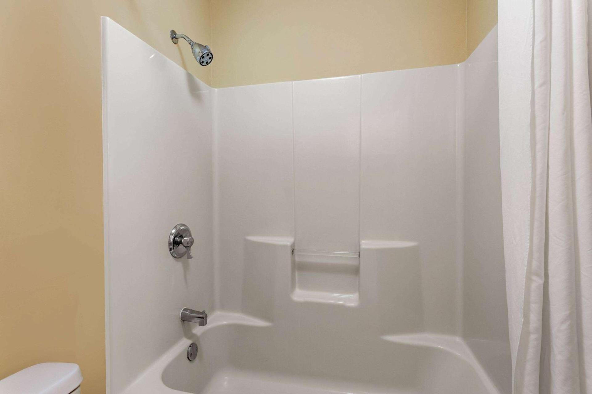 Baymont by Wyndham Easley/Greenville photo 17