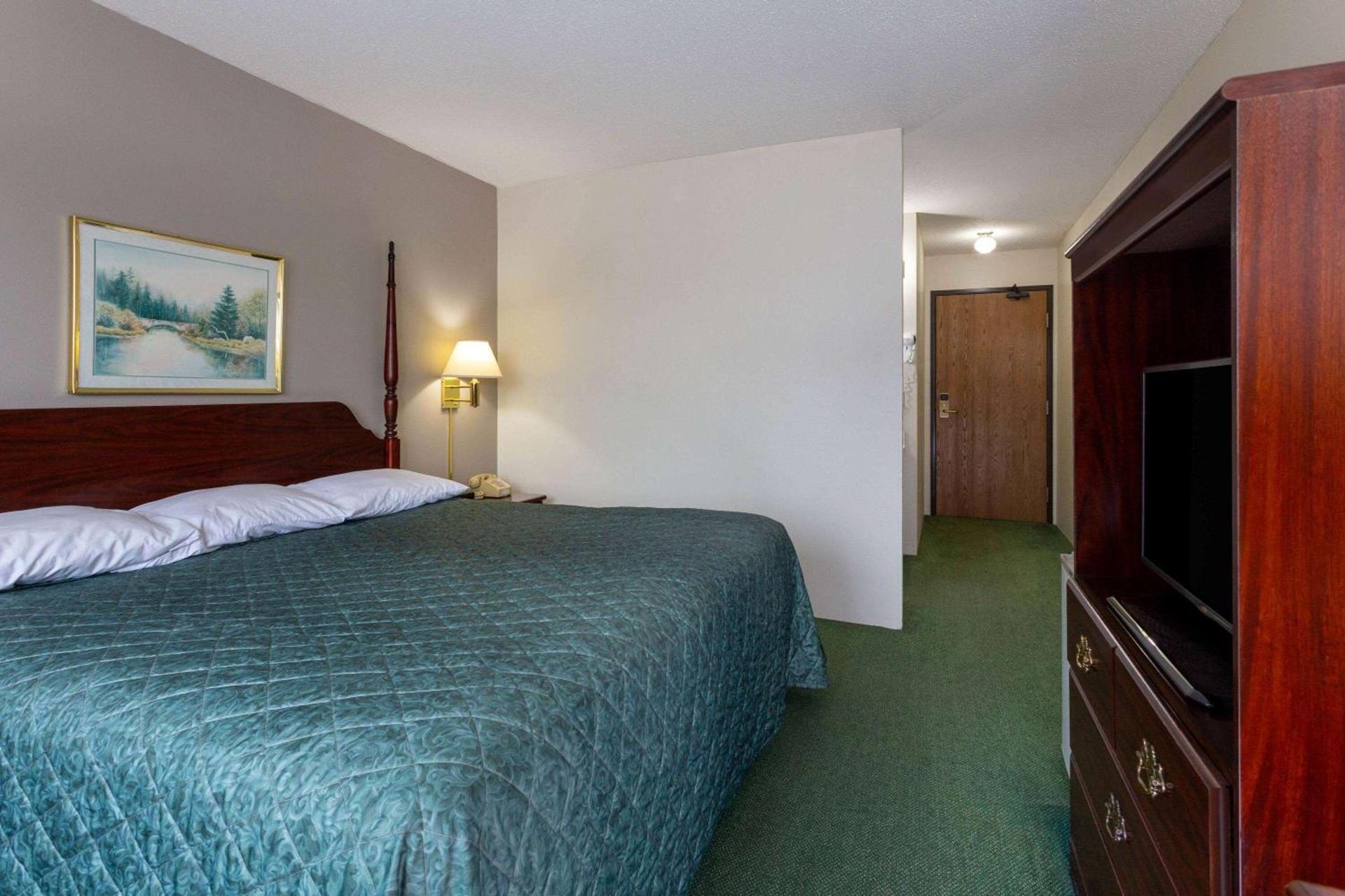Super 8 by Wyndham Reedsburg photo 26