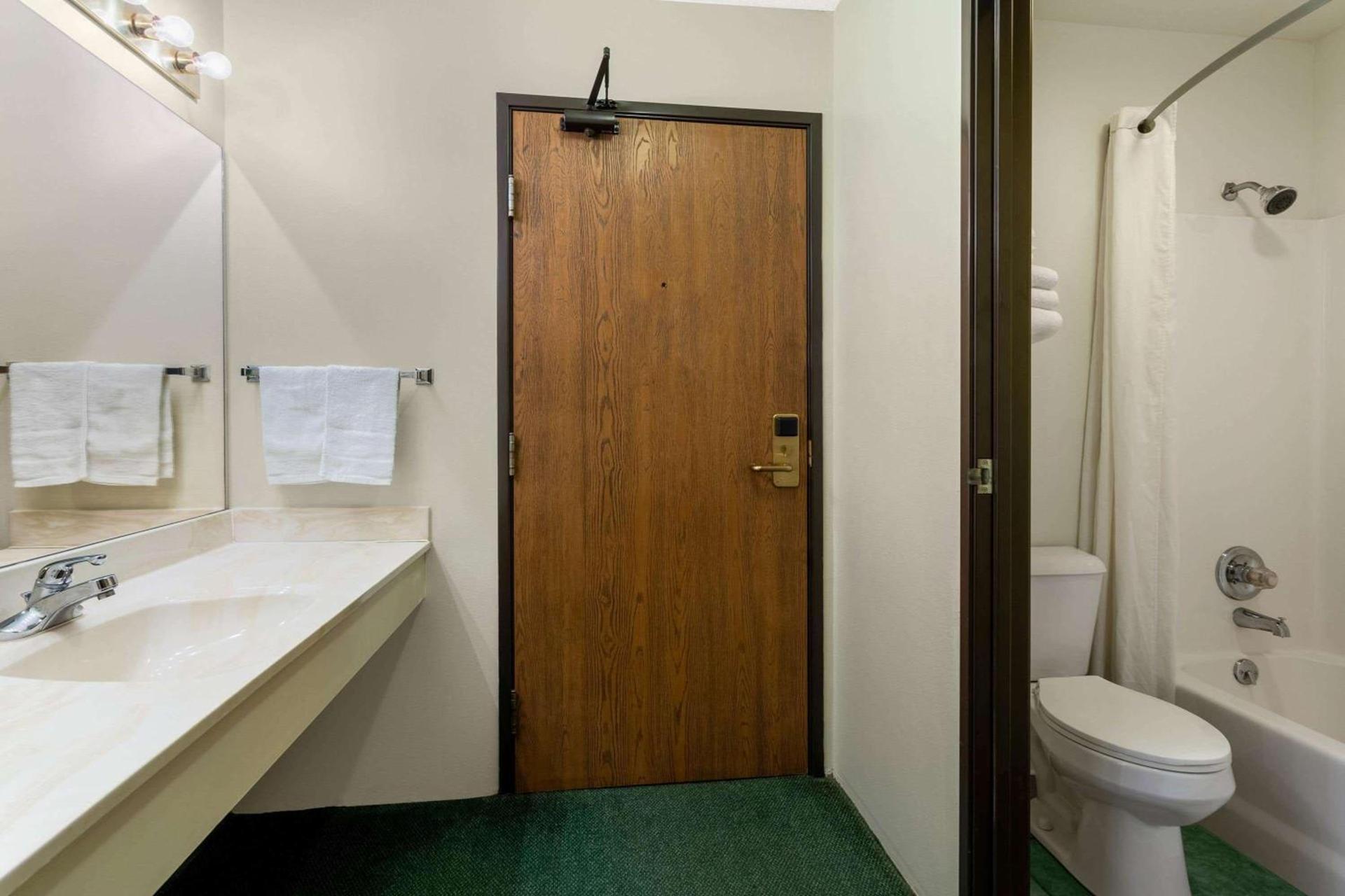 Super 8 by Wyndham Reedsburg photo 24