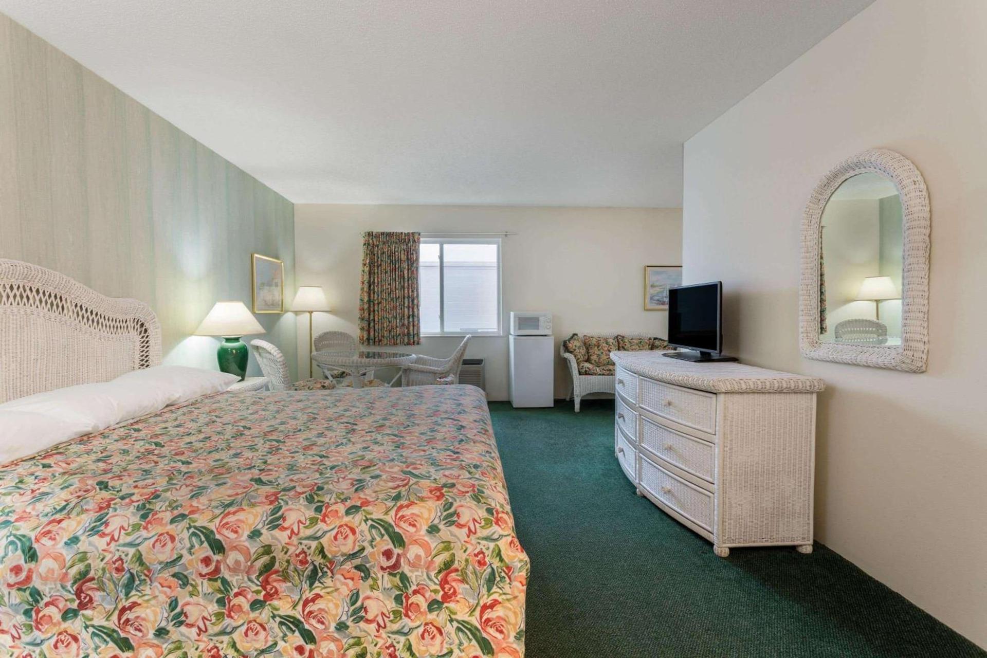 Super 8 by Wyndham Reedsburg photo 23