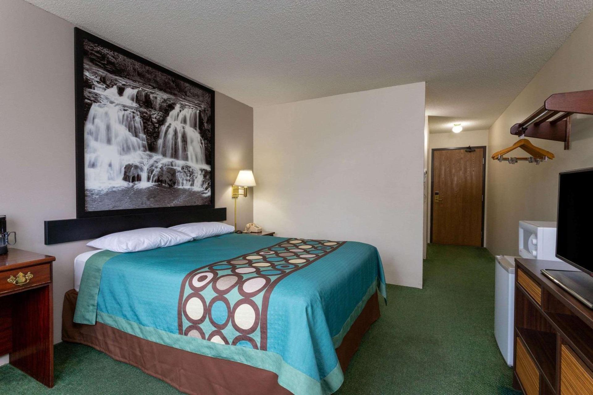 Super 8 by Wyndham Reedsburg photo 22