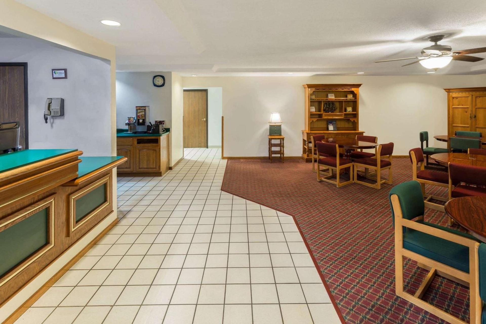 Super 8 by Wyndham Reedsburg photo 19