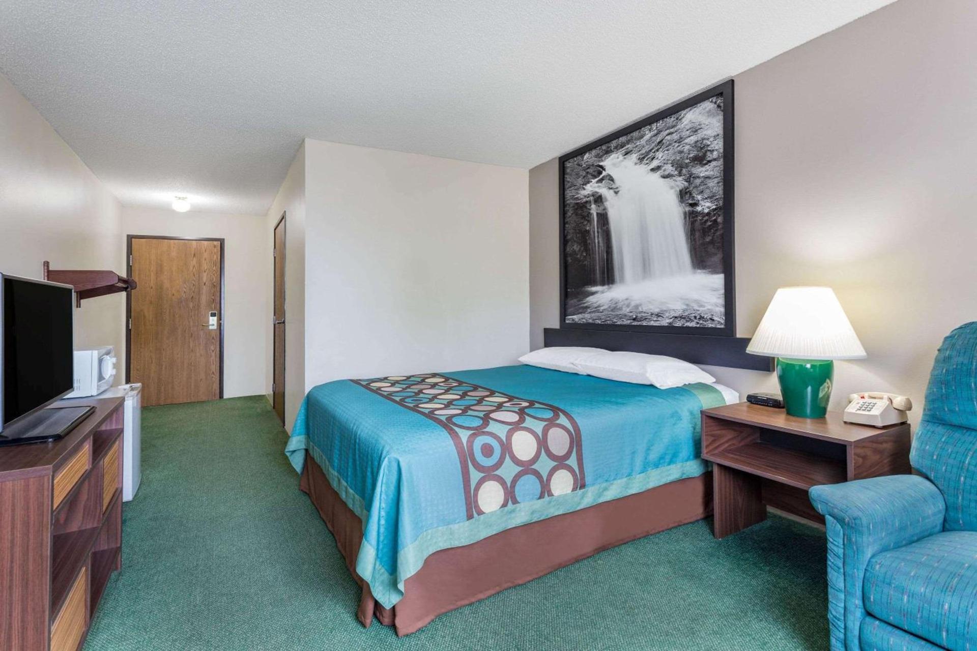 Super 8 by Wyndham Reedsburg photo 18
