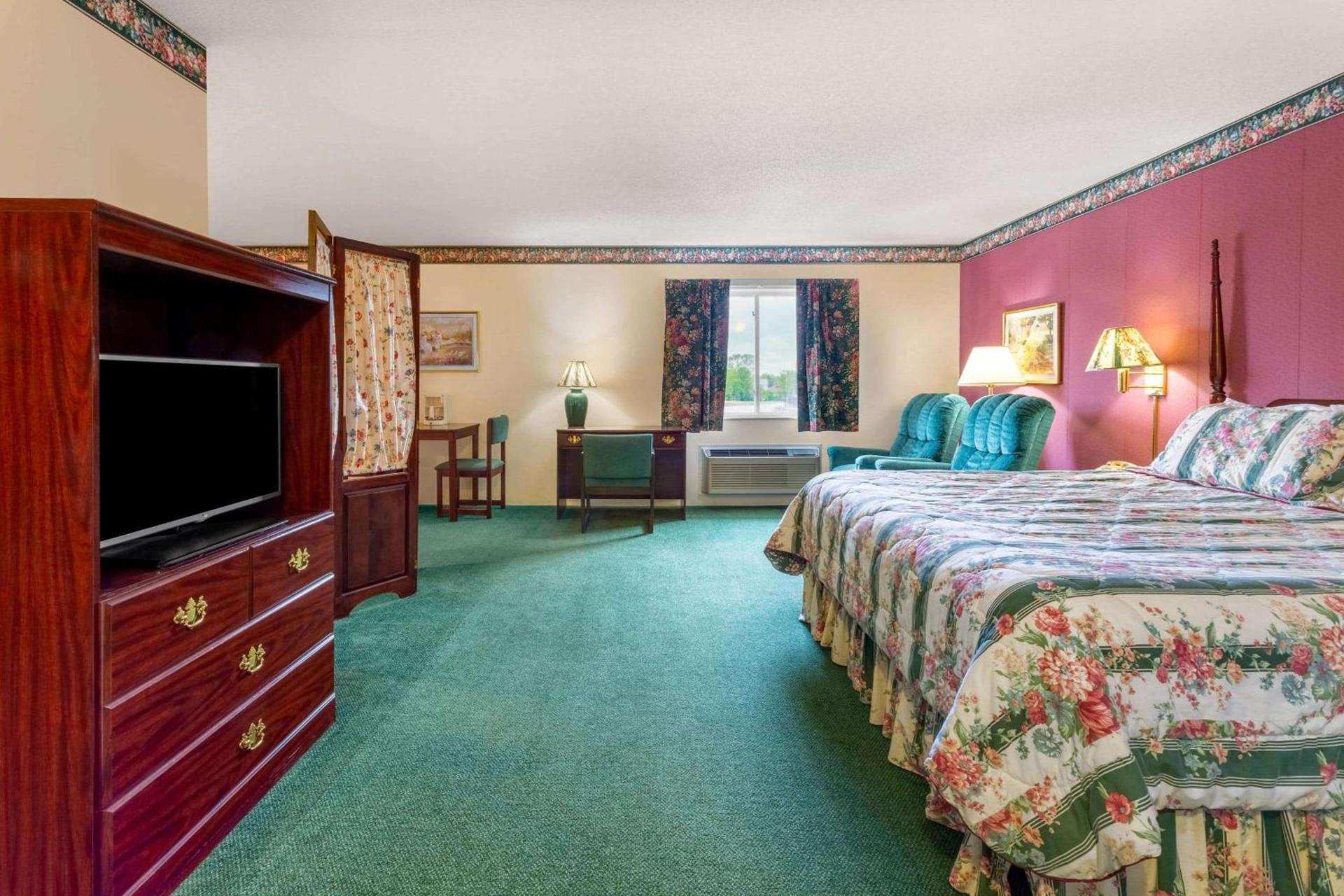 Super 8 by Wyndham Reedsburg photo 17