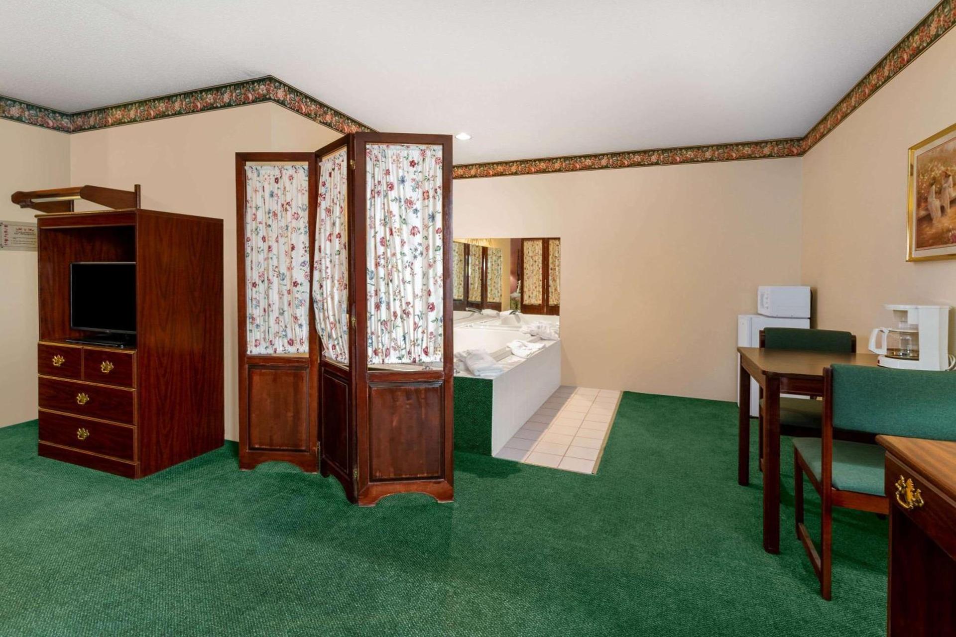 Super 8 by Wyndham Reedsburg photo 16