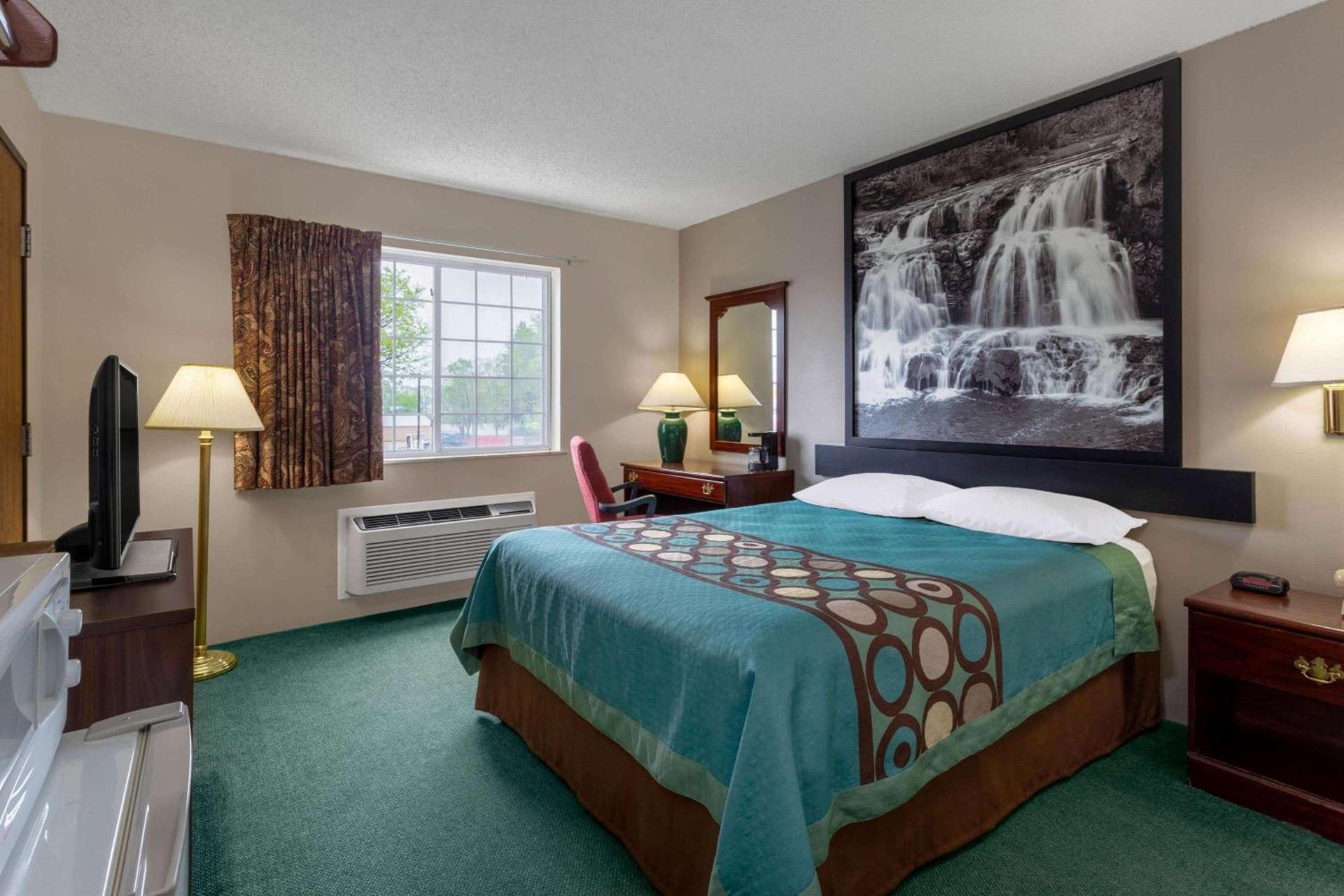 Super 8 by Wyndham Reedsburg photo 15