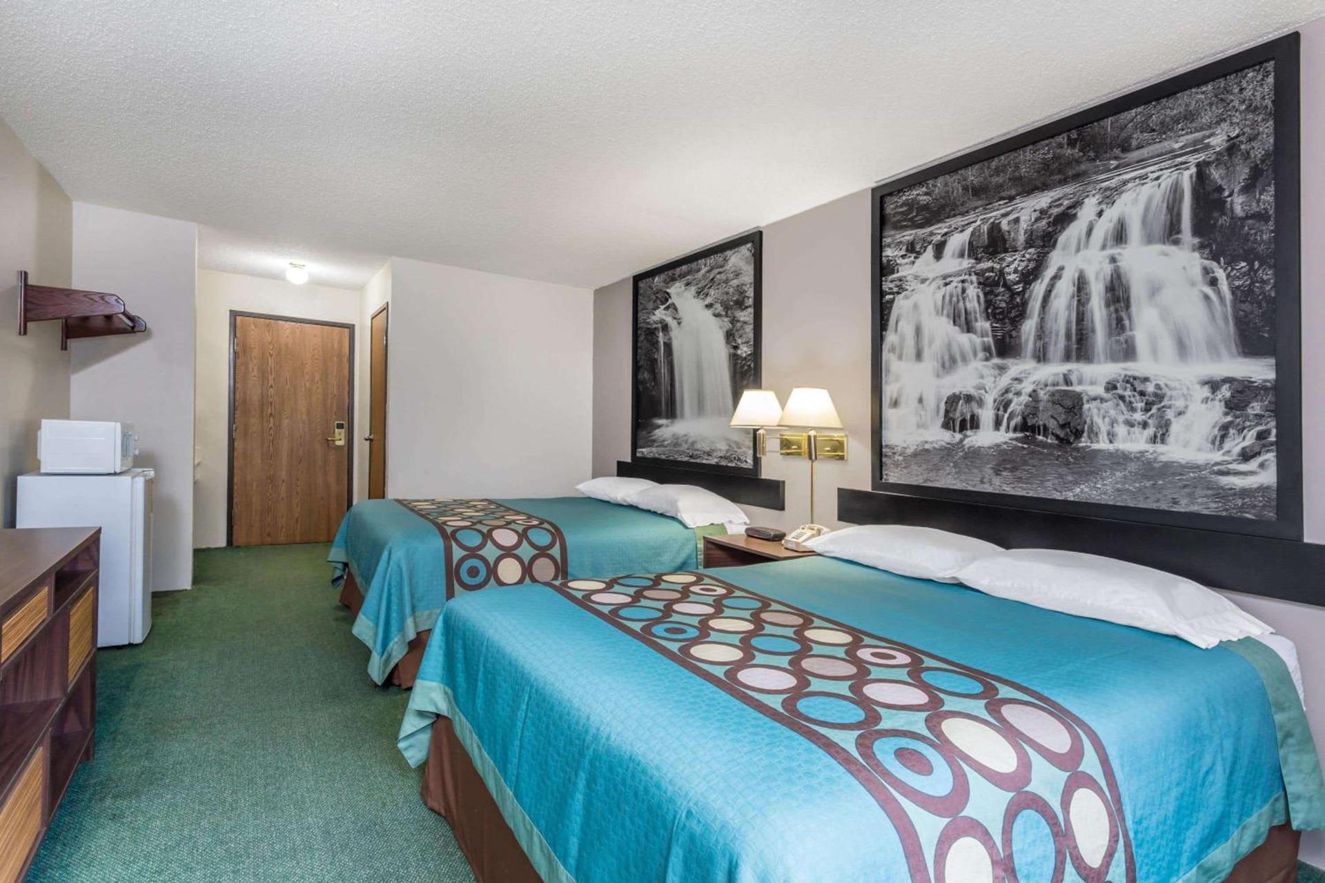 Super 8 by Wyndham Reedsburg photo 14