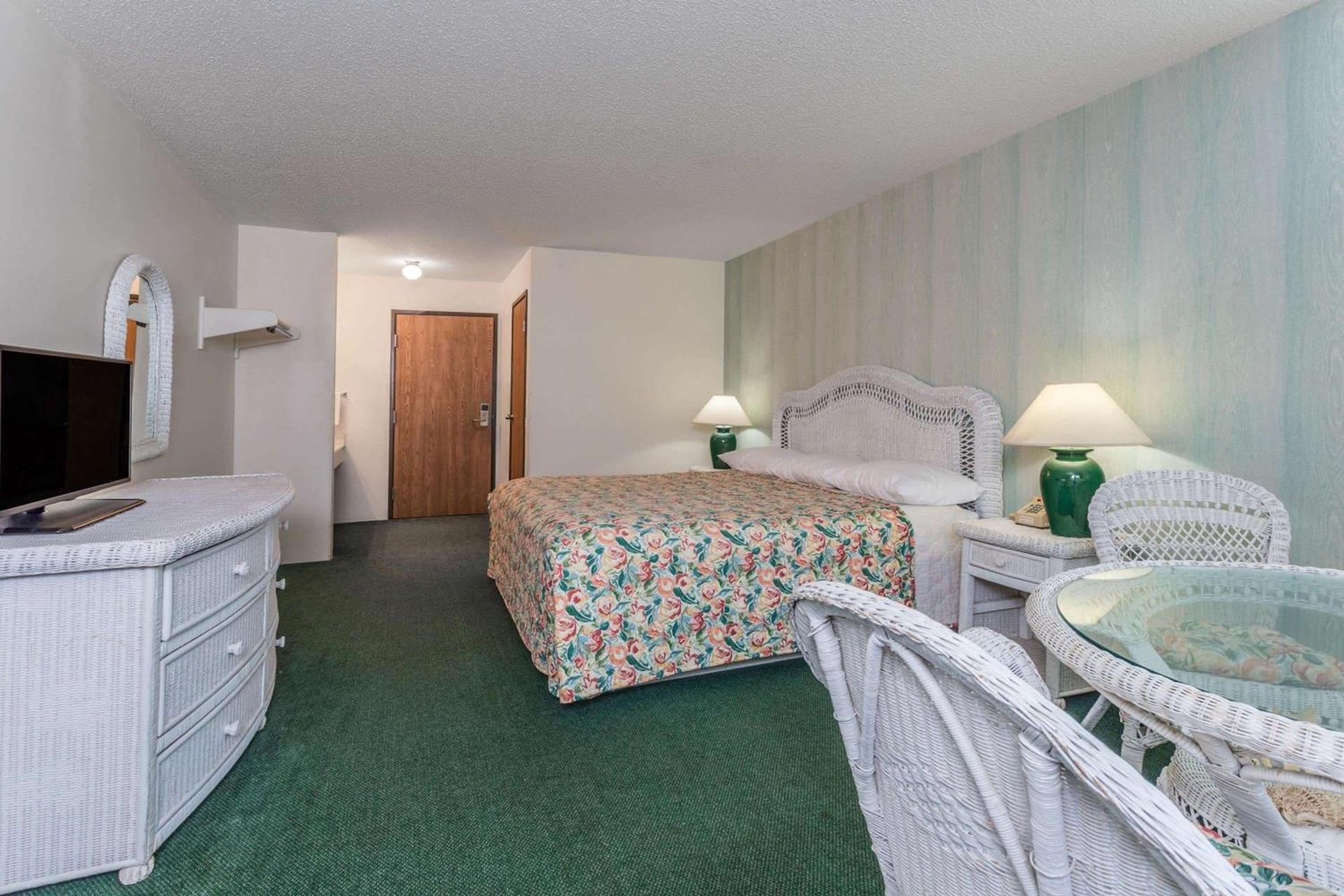 Super 8 by Wyndham Reedsburg photo 13