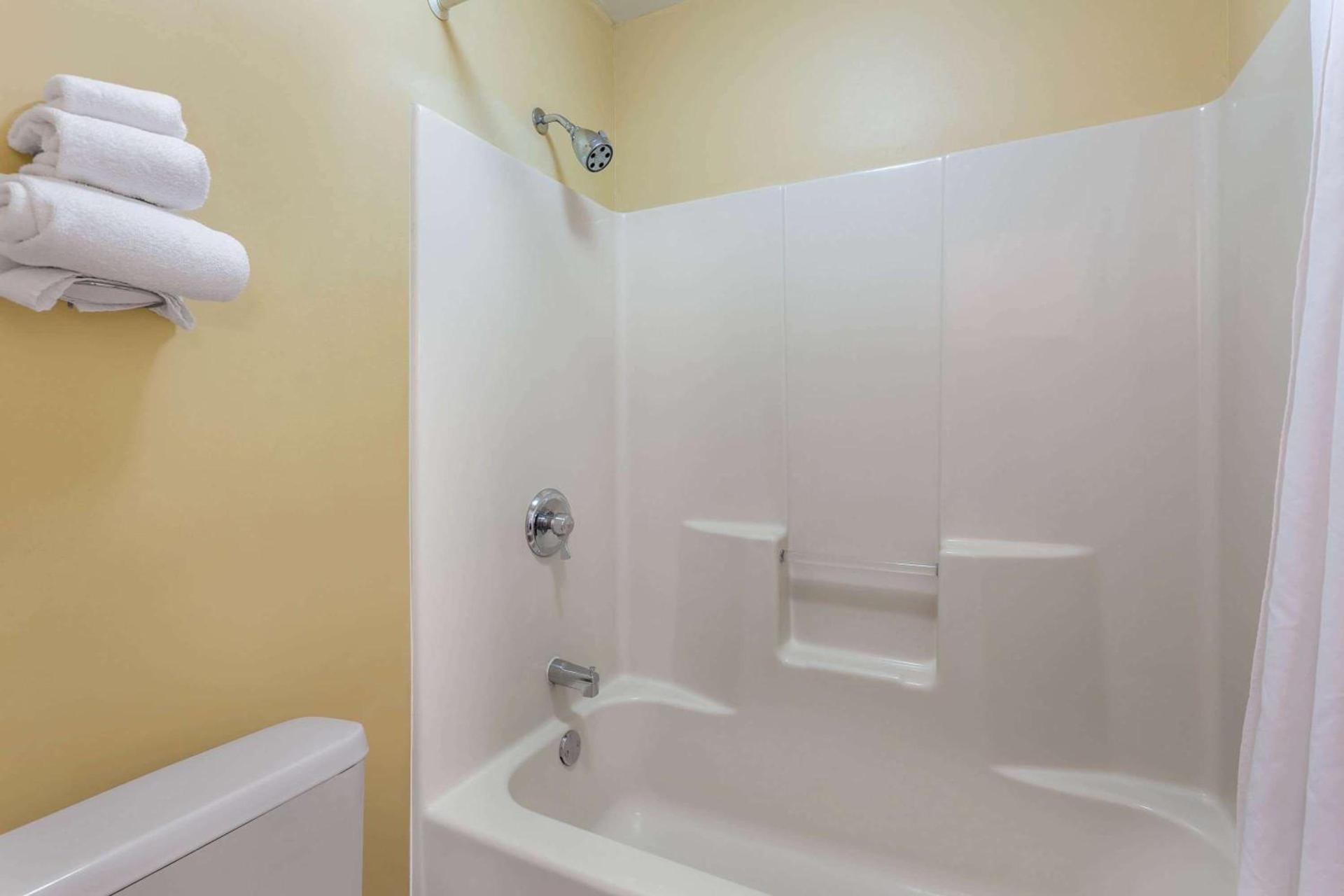 Baymont by Wyndham Easley/Greenville photo 30