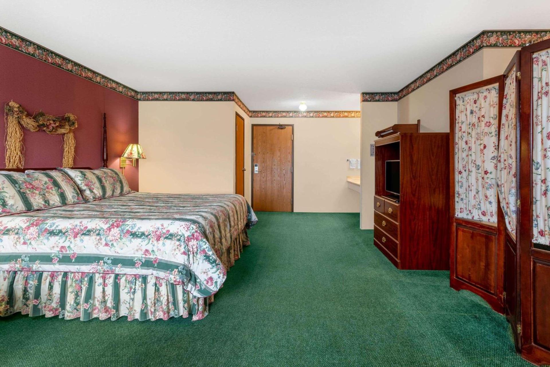 Super 8 by Wyndham Reedsburg photo 10