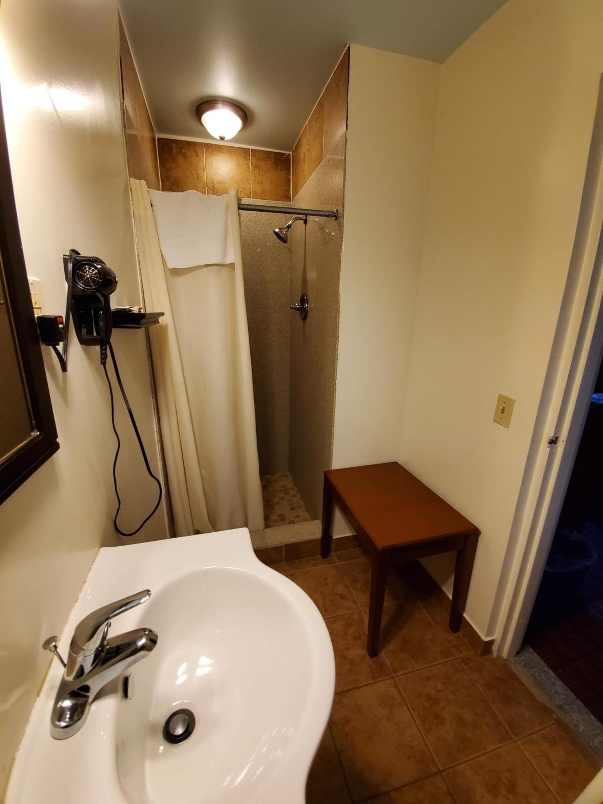 Economy Inn photo 6