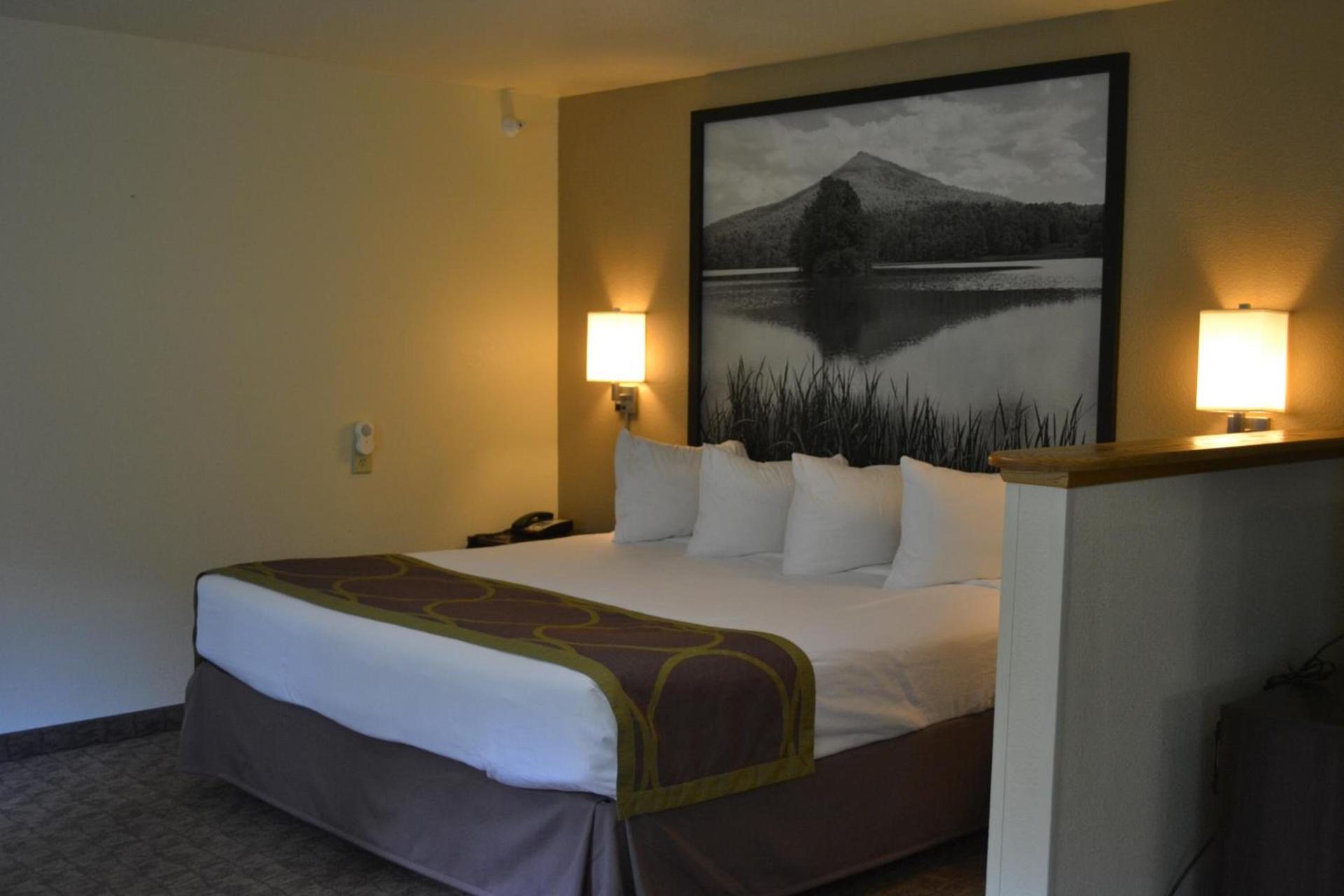 Super 8 by Wyndham Lebanon photo 2