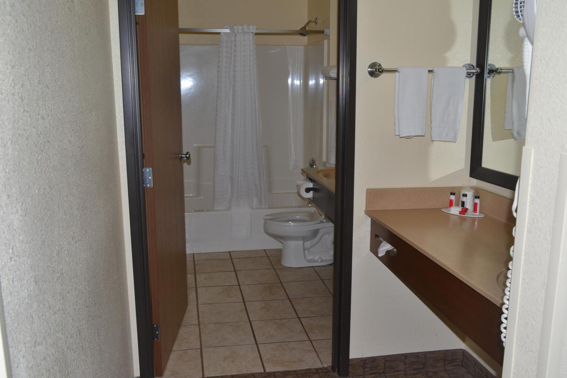 Super 8 by Wyndham Lebanon photo 5
