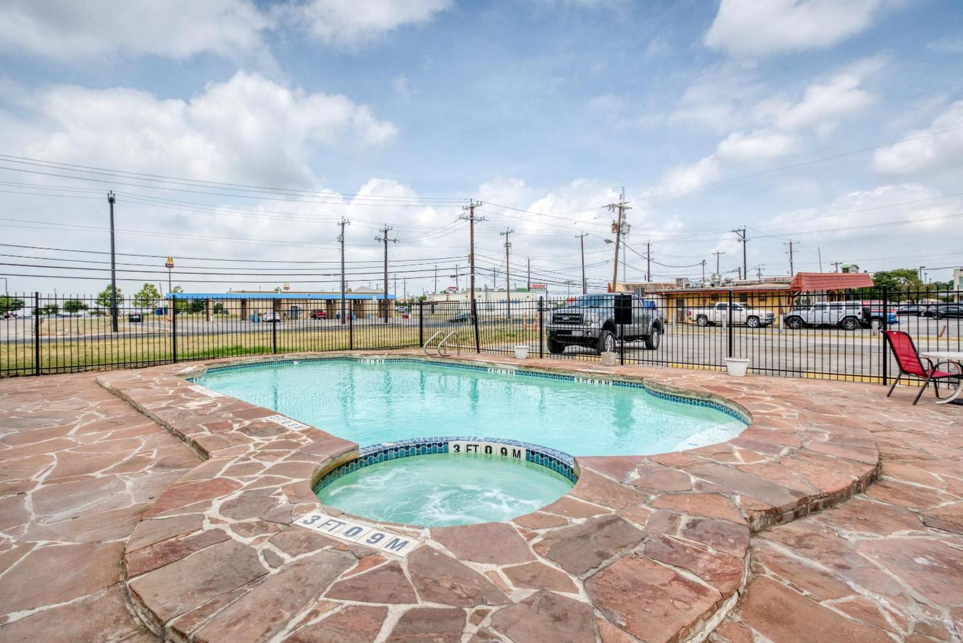 OYO Hotel San Antonio Lackland Air Force Base West photo 18