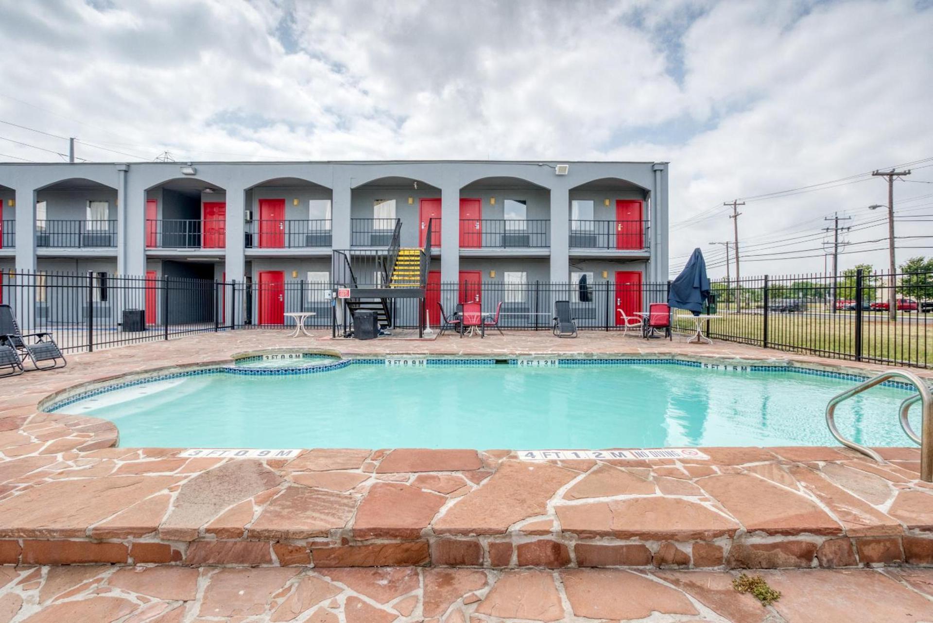 OYO Hotel San Antonio Lackland Air Force Base West photo 16