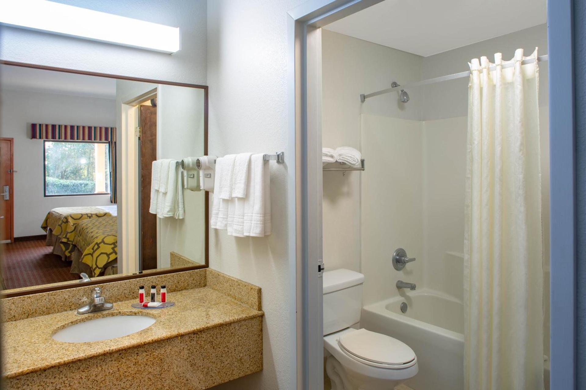 Baymont by Wyndham Midway Tallahassee photo 42
