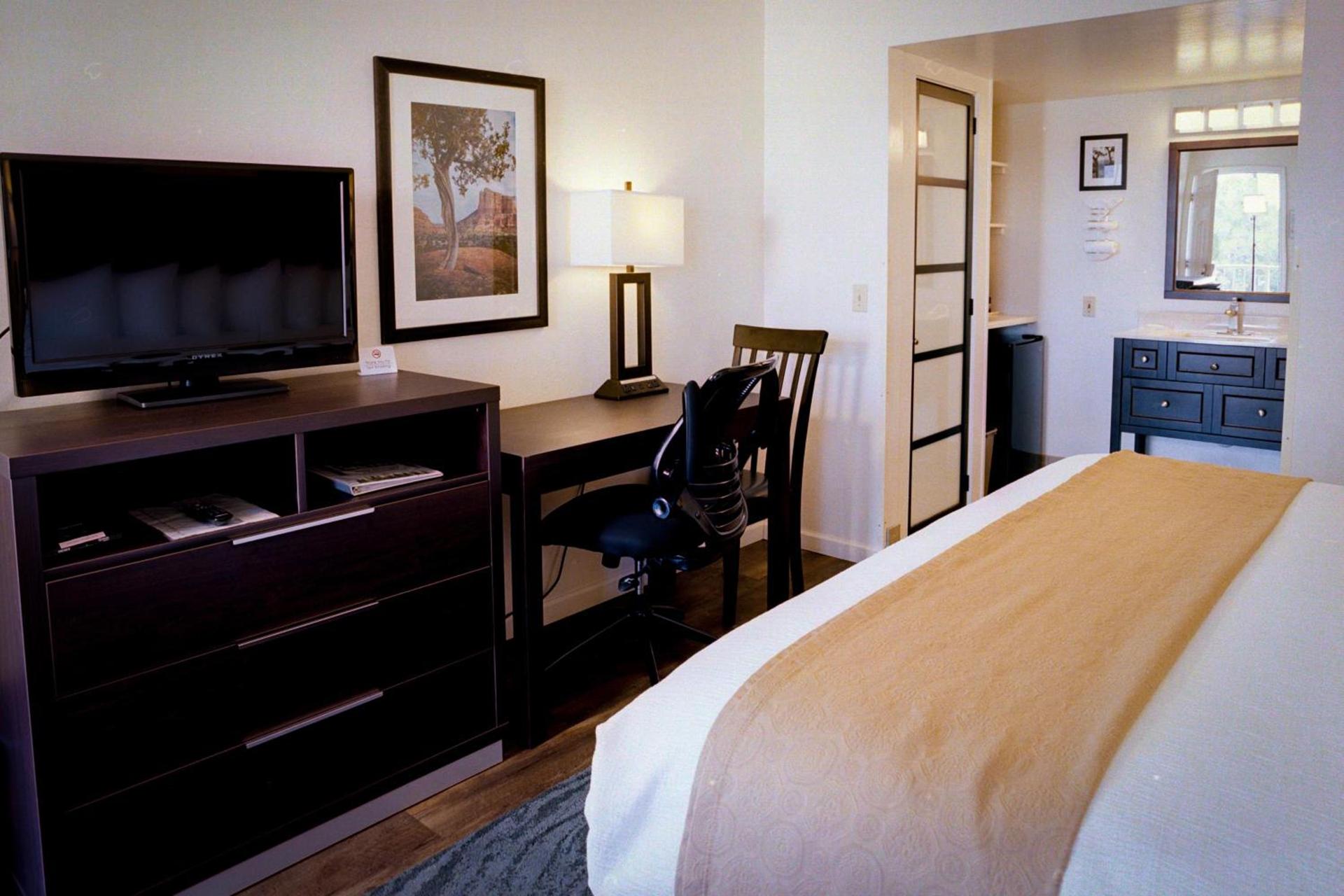 Pines Inn & Suites photo 17