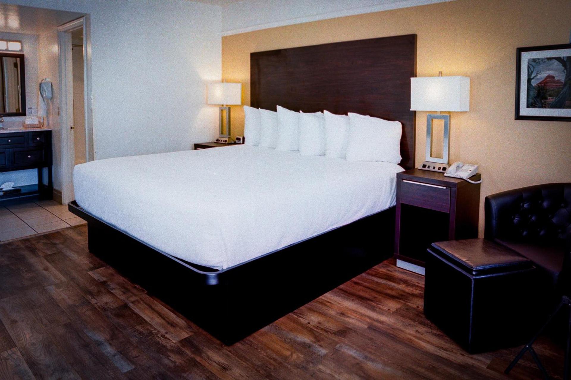 Pines Inn & Suites photo 18