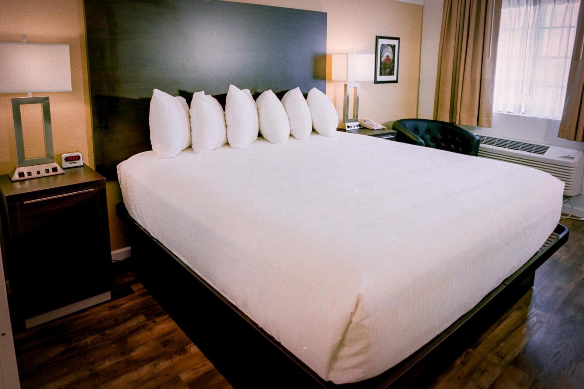 Pines Inn & Suites photo 19