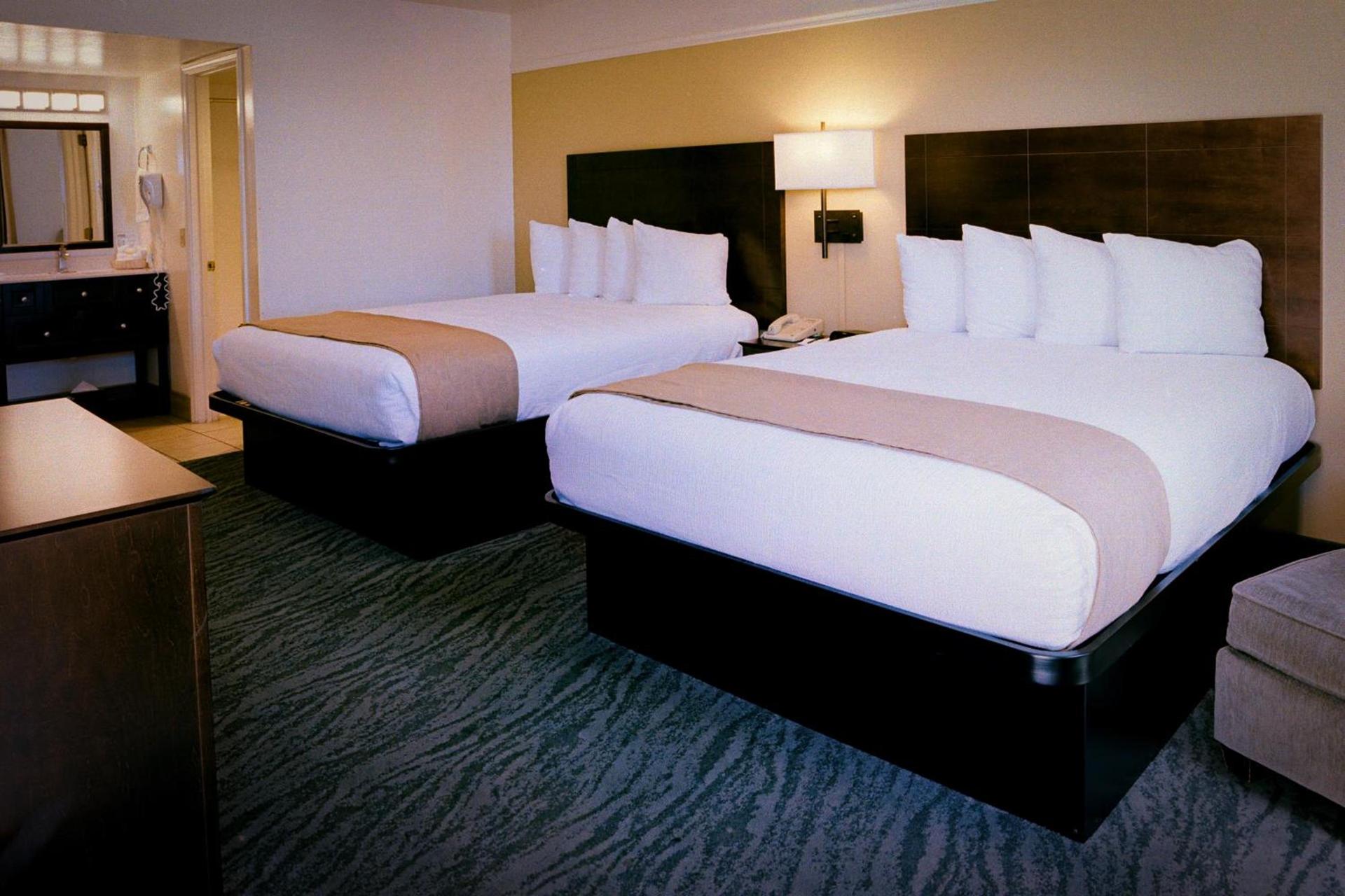Pines Inn & Suites photo 4