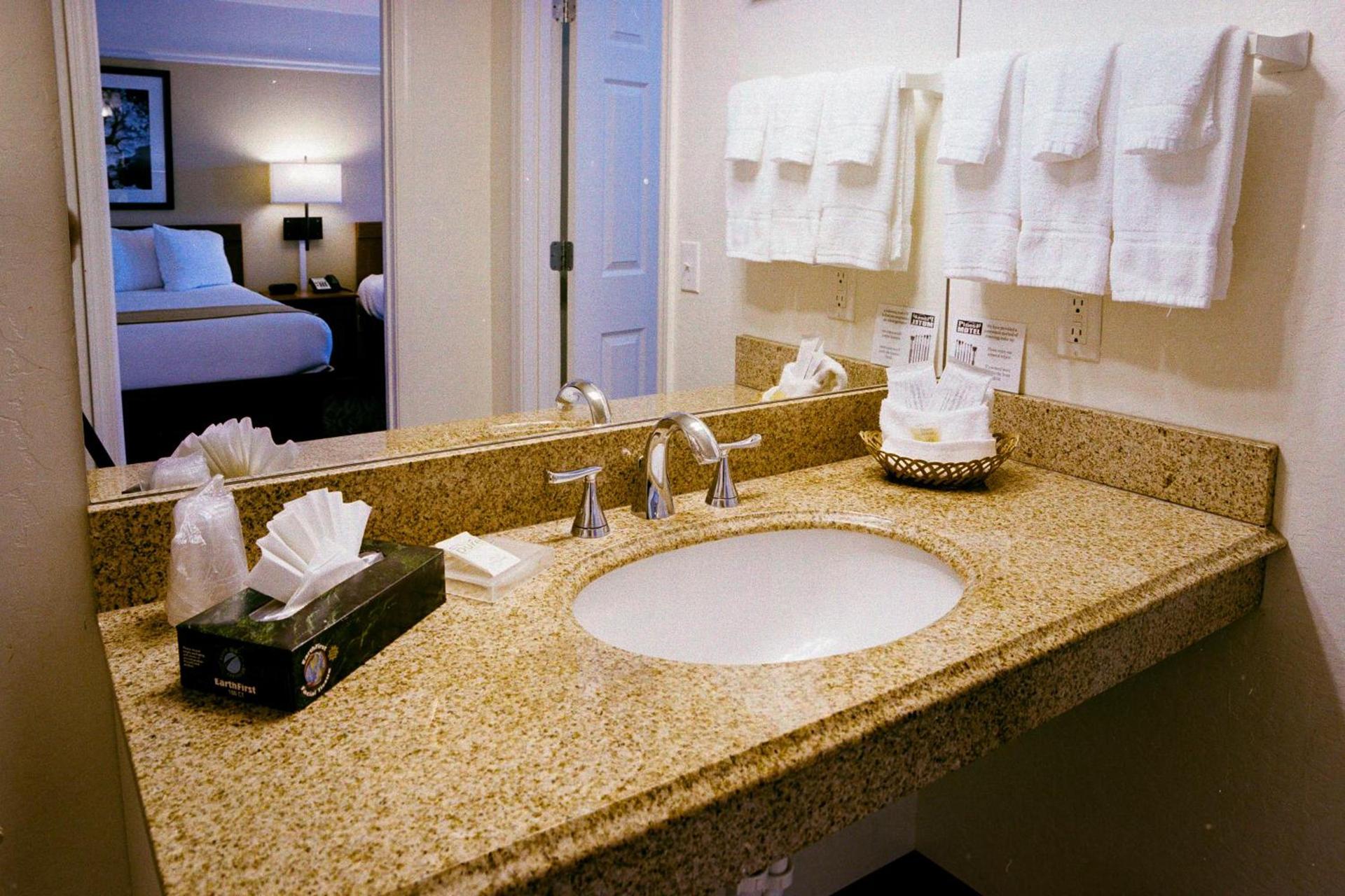Pines Inn & Suites photo 6