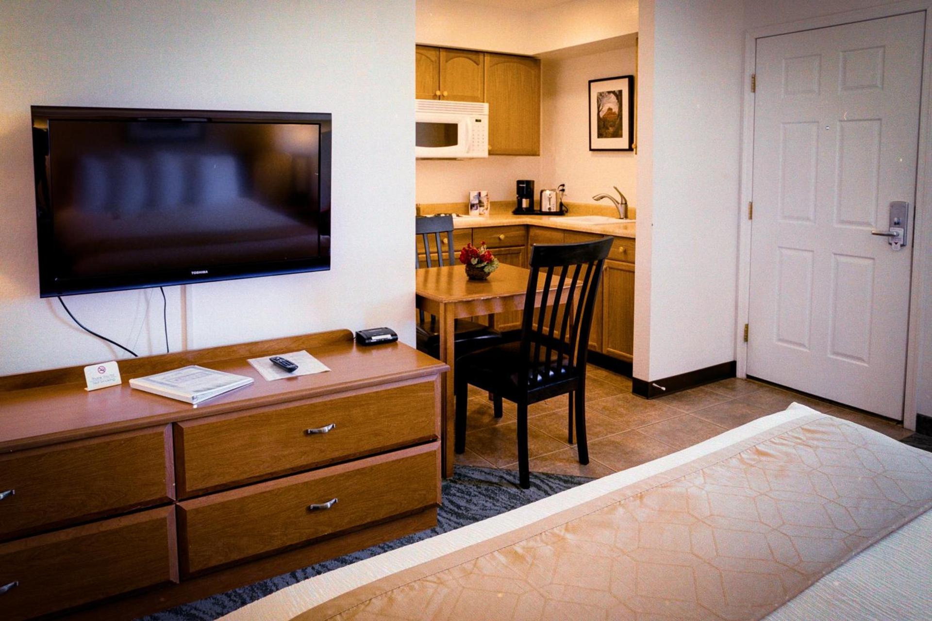 Pines Inn & Suites photo 7