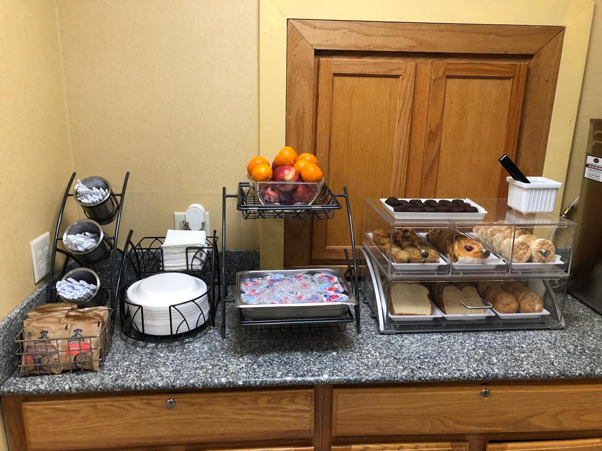 Baymont by Wyndham Fort Wayne photo 36