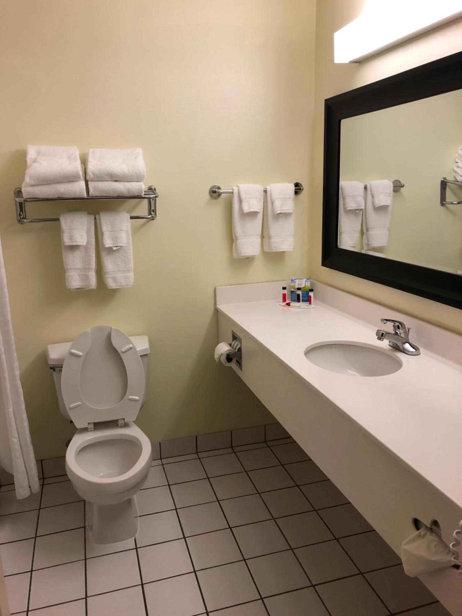 Baymont by Wyndham Fort Wayne photo 40