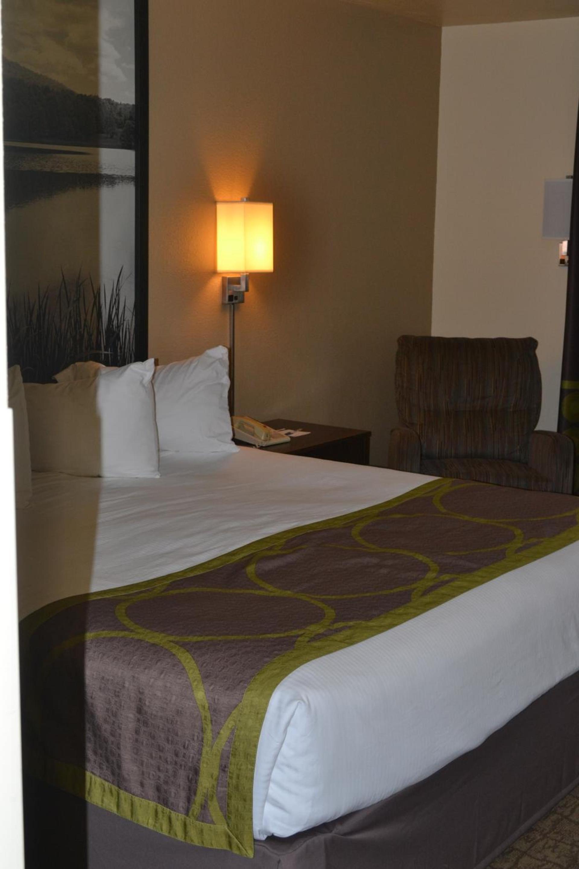 Super 8 by Wyndham Lebanon photo 4