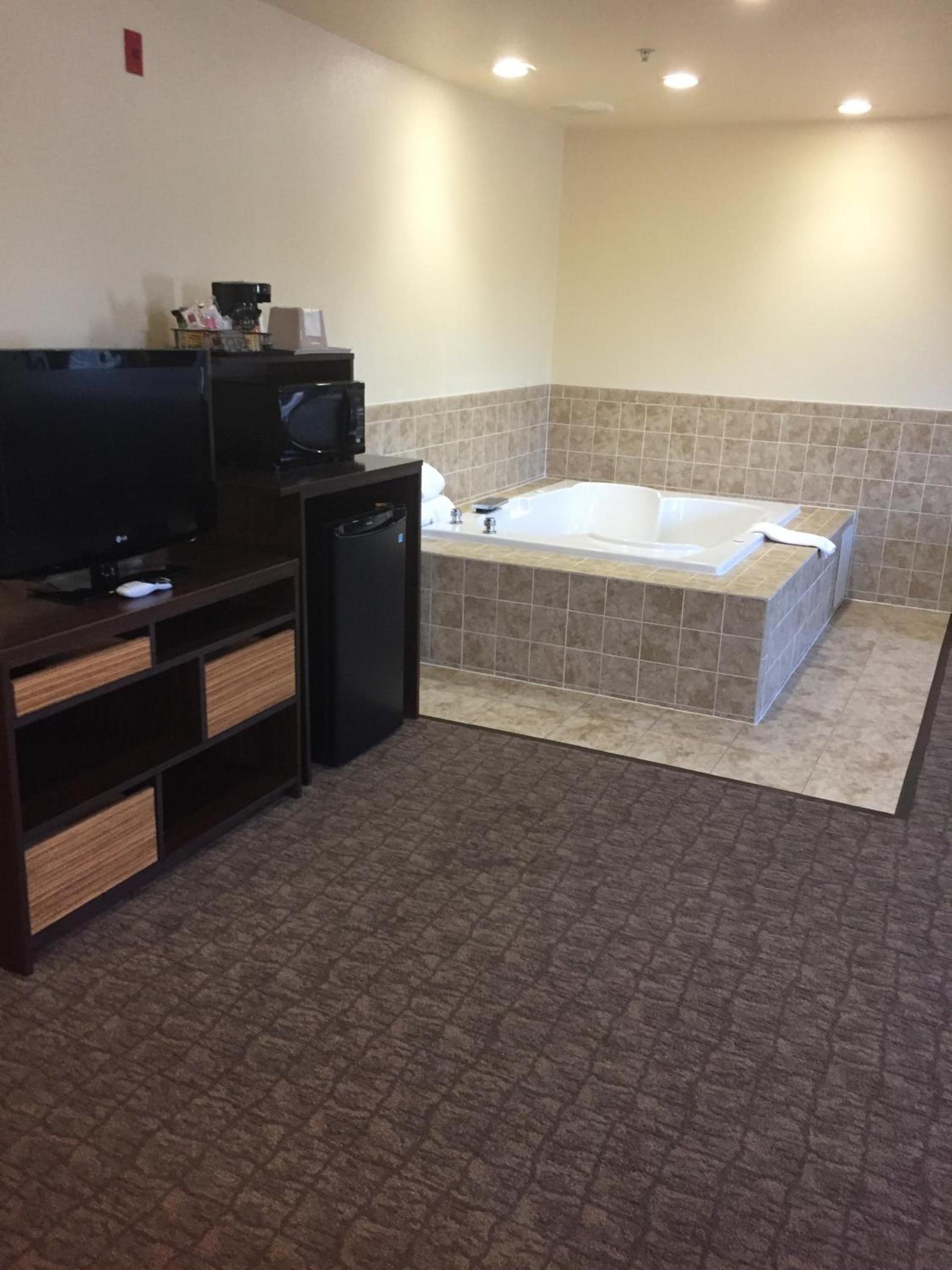 Super 8 by Wyndham Lebanon photo 3