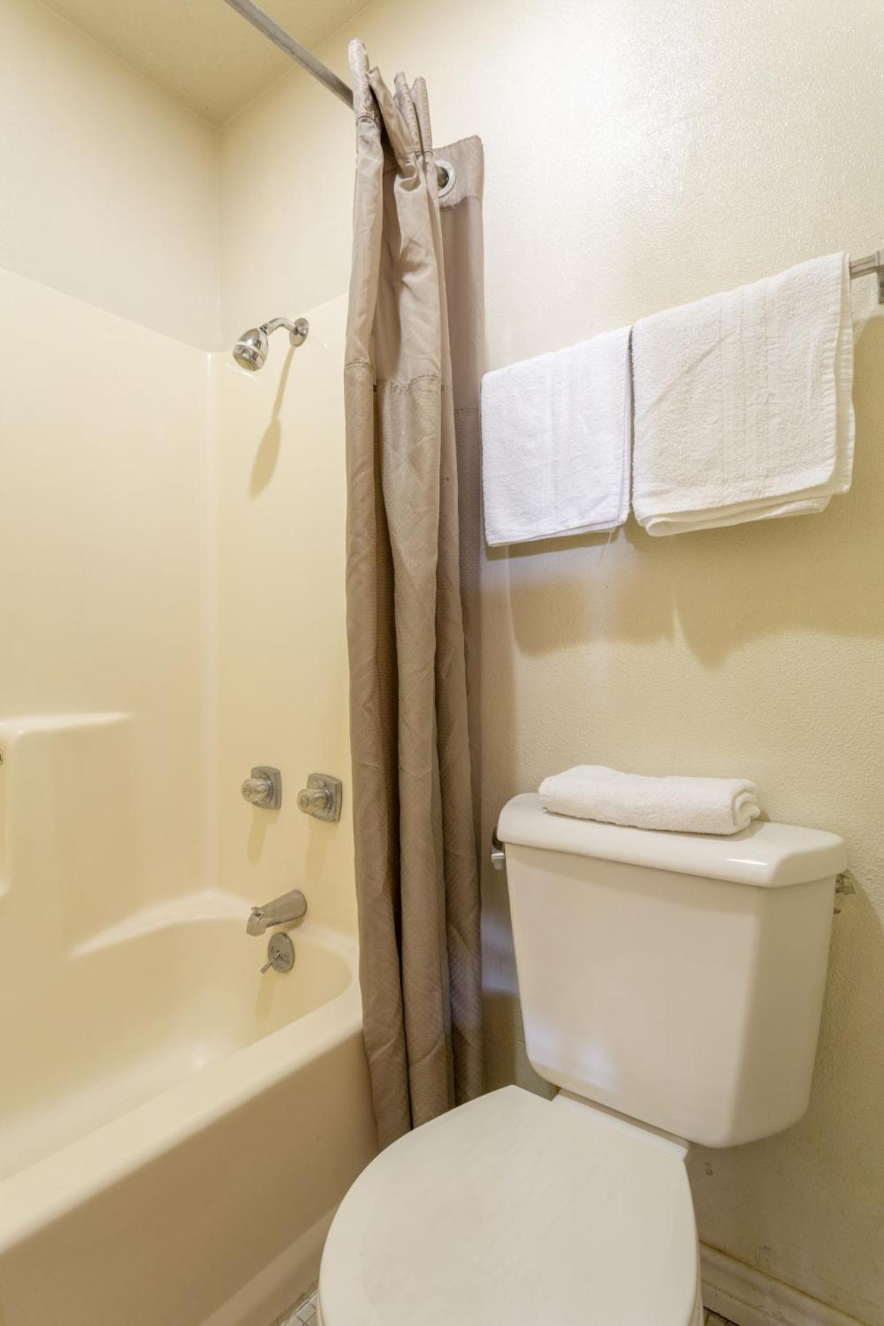OYO Hotel Breckenridge TX Hubbard Creek Lake photo 18