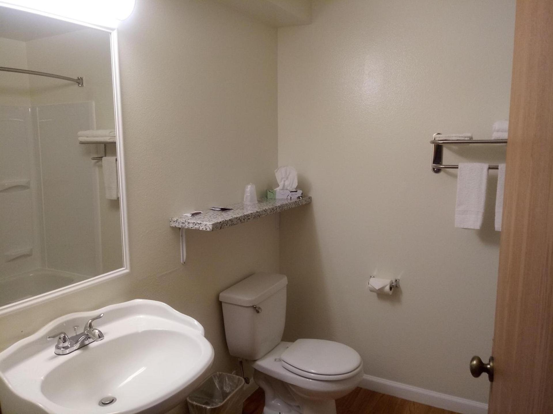 Super 8 by Wyndham Lynnwood photo 24