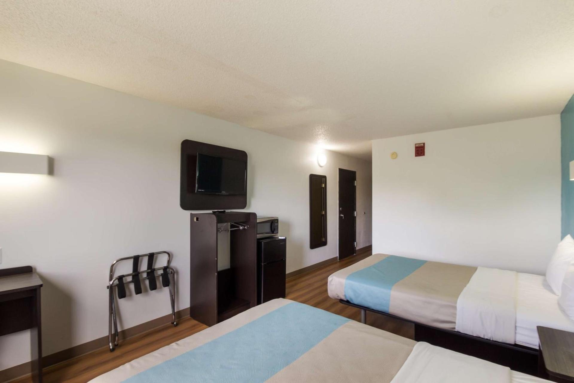 Motel 6-Rothschild, WI photo 17