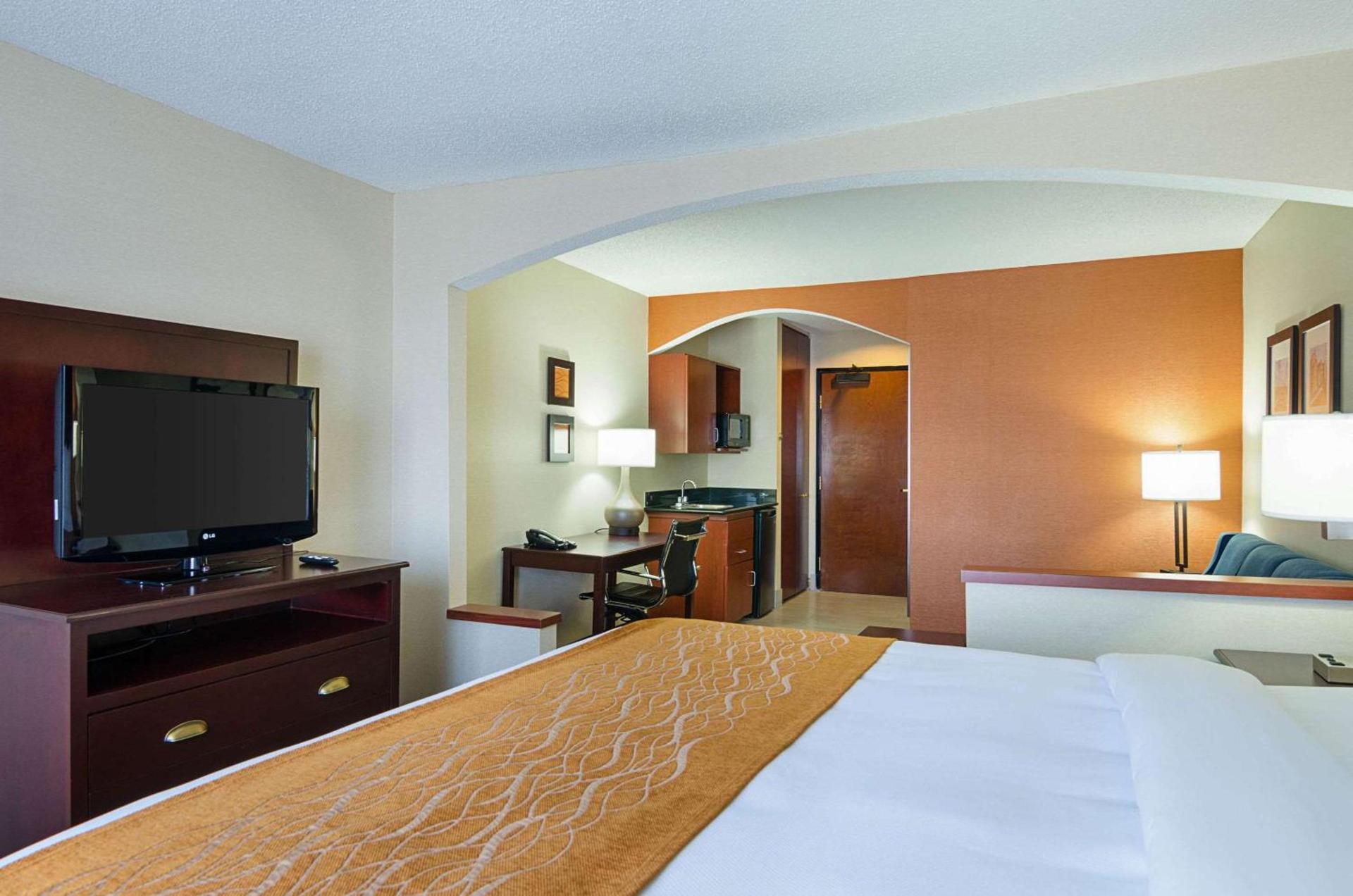 Comfort Inn & Suites Hutchinson photo 38