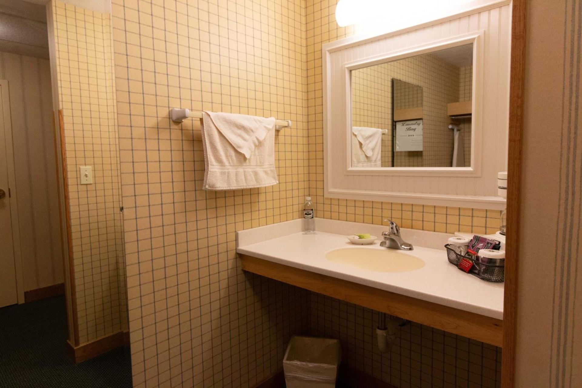 Essenhaus Inn & Conf. Center photo 2
