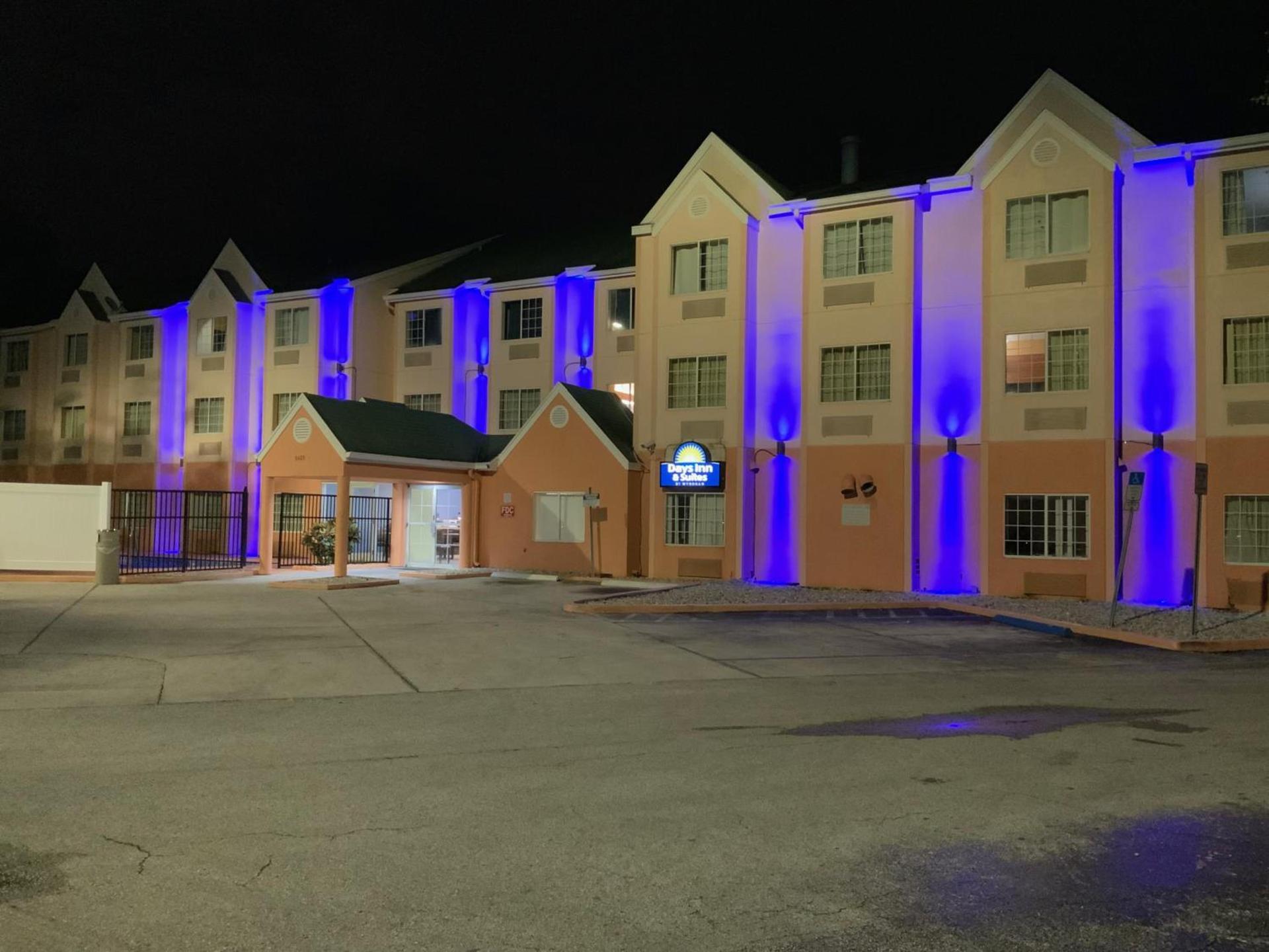 Days Inn & Suites by Wyndham Tampa/Raymond James Stadium photo 53
