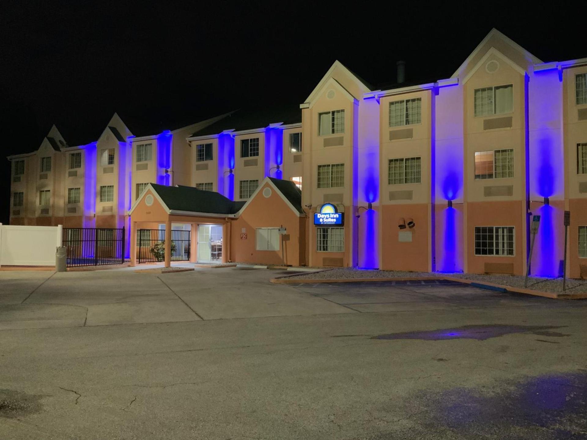 Days Inn & Suites by Wyndham Tampa/Raymond James Stadium photo 54