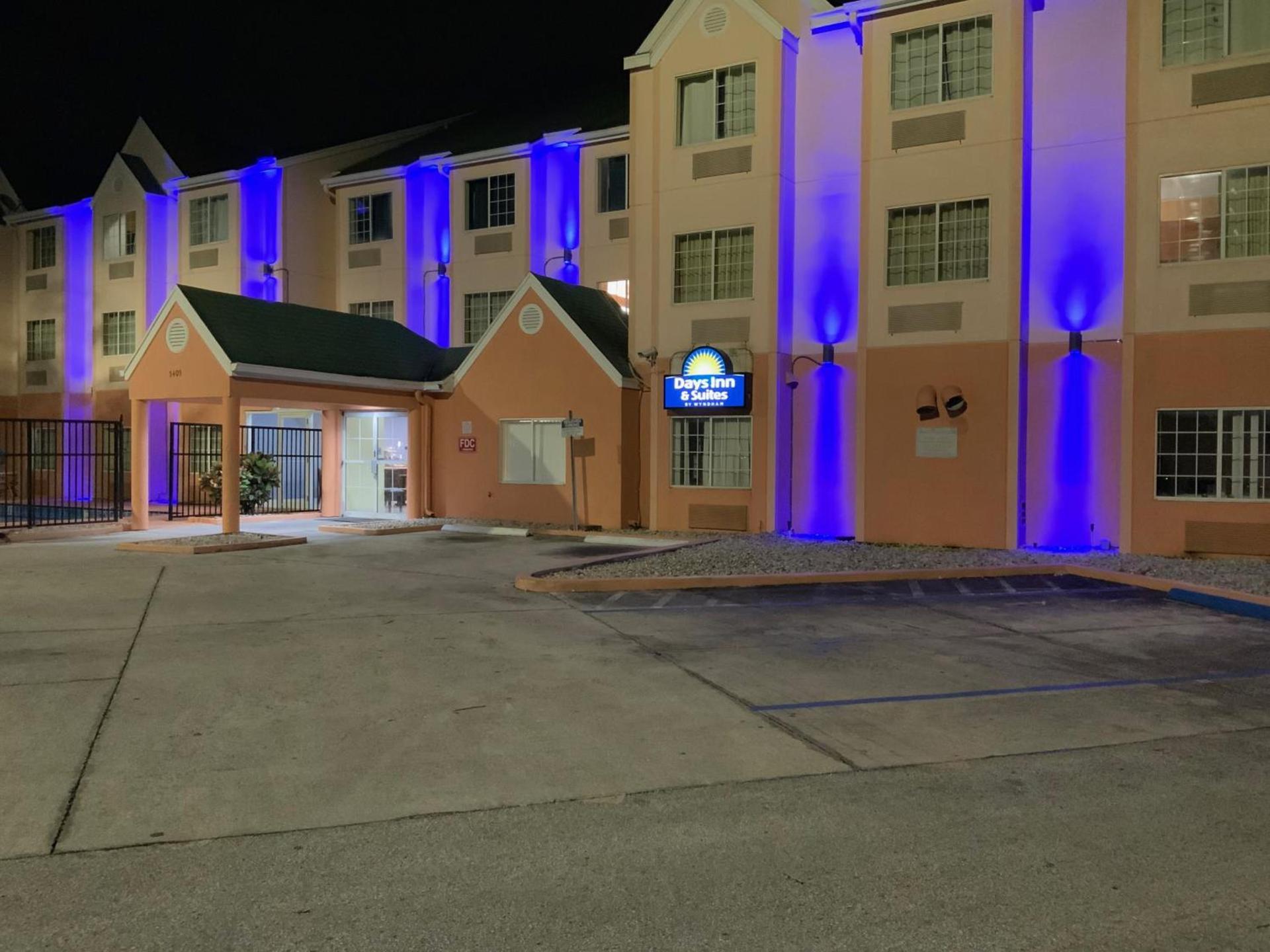 Days Inn & Suites by Wyndham Tampa/Raymond James Stadium photo 55
