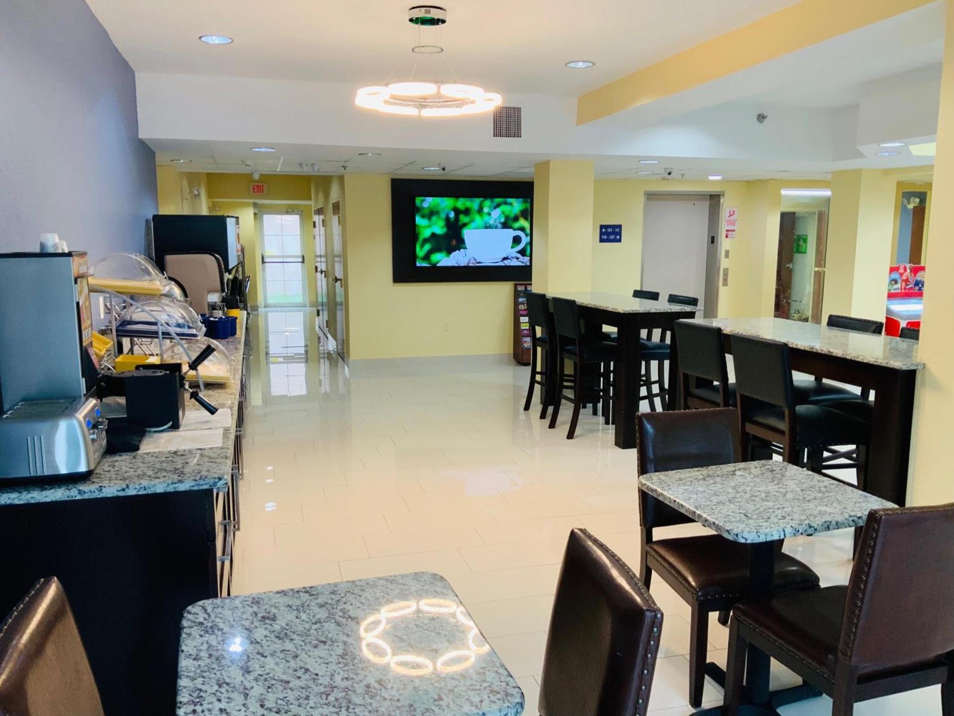 Days Inn & Suites by Wyndham Tampa/Raymond James Stadium photo 62