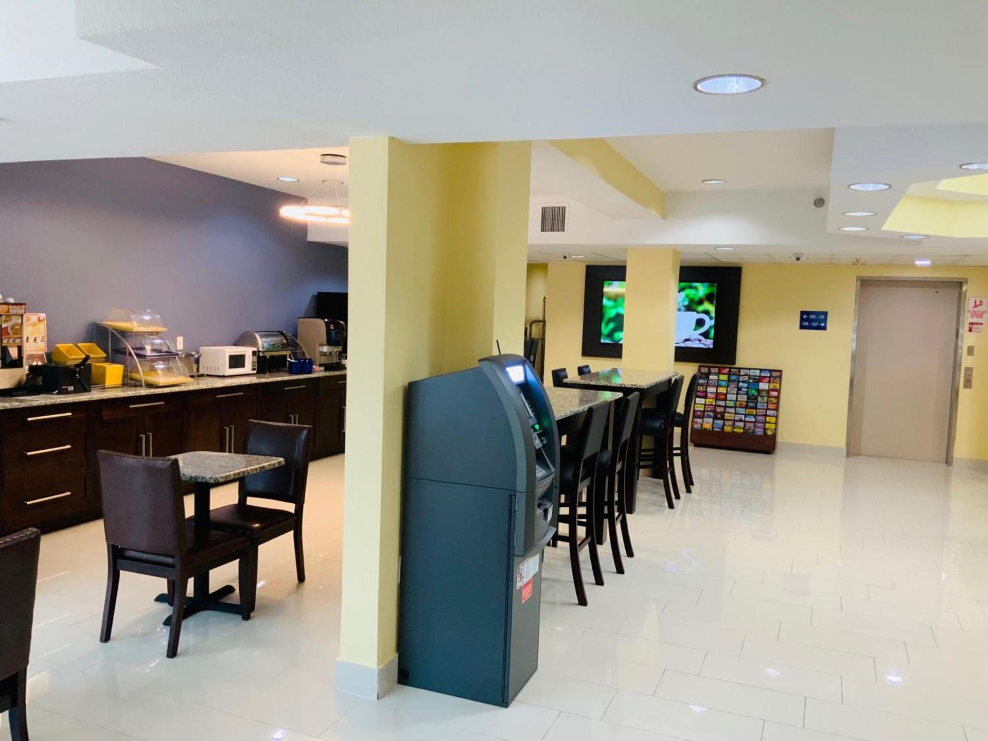 Days Inn & Suites by Wyndham Tampa/Raymond James Stadium photo 63