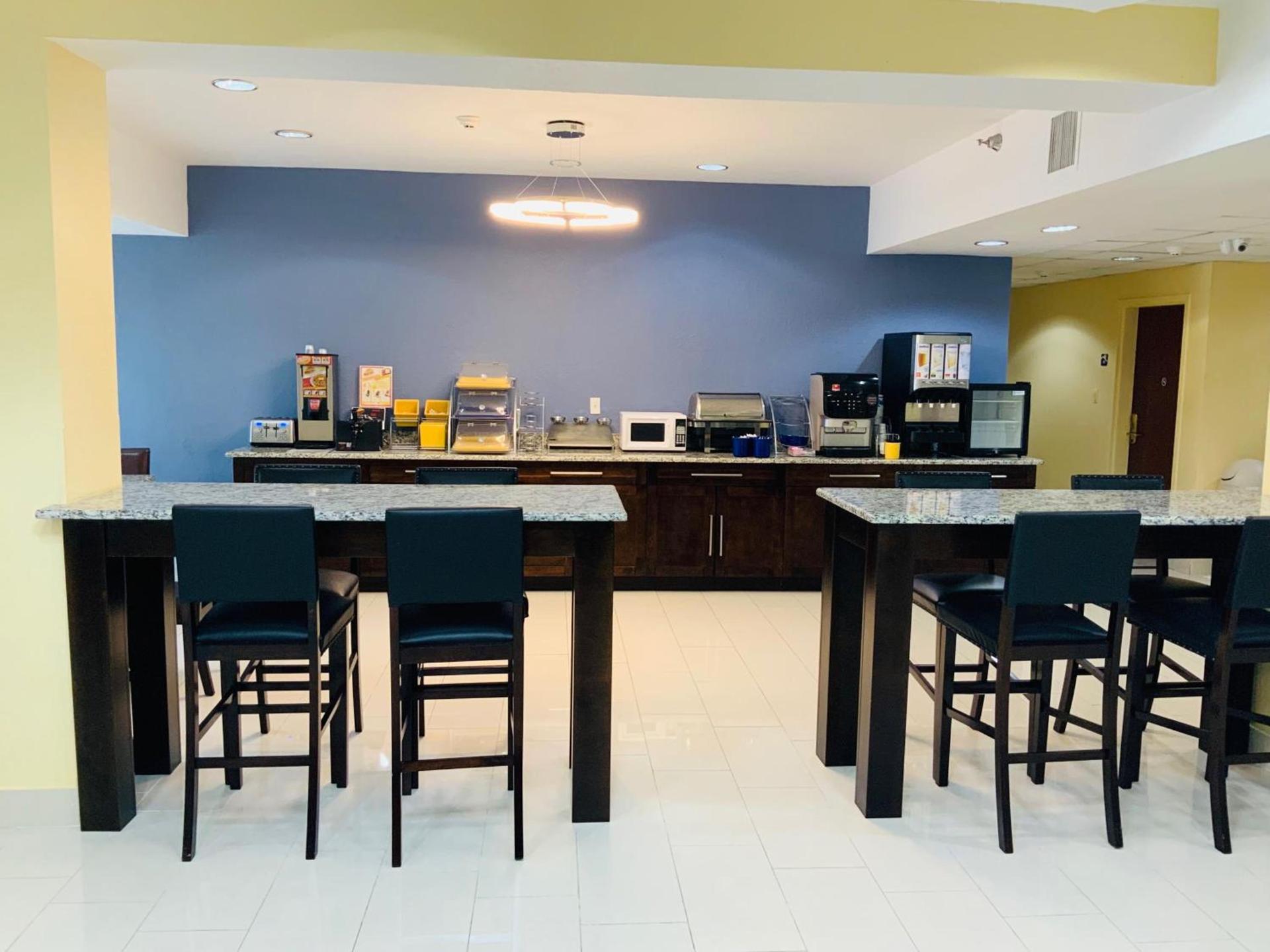 Days Inn & Suites by Wyndham Tampa/Raymond James Stadium photo 48