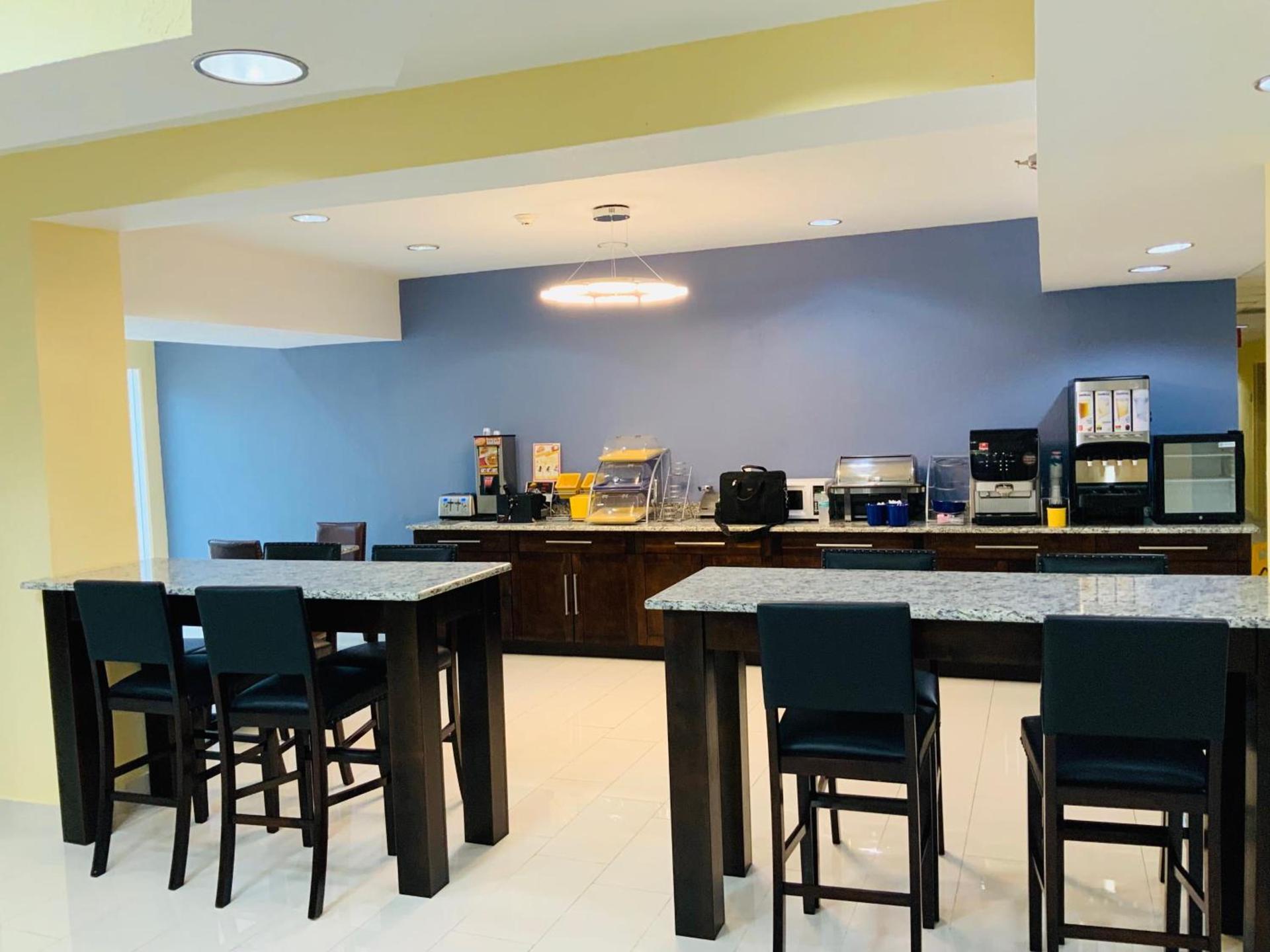 Days Inn & Suites by Wyndham Tampa/Raymond James Stadium photo 49