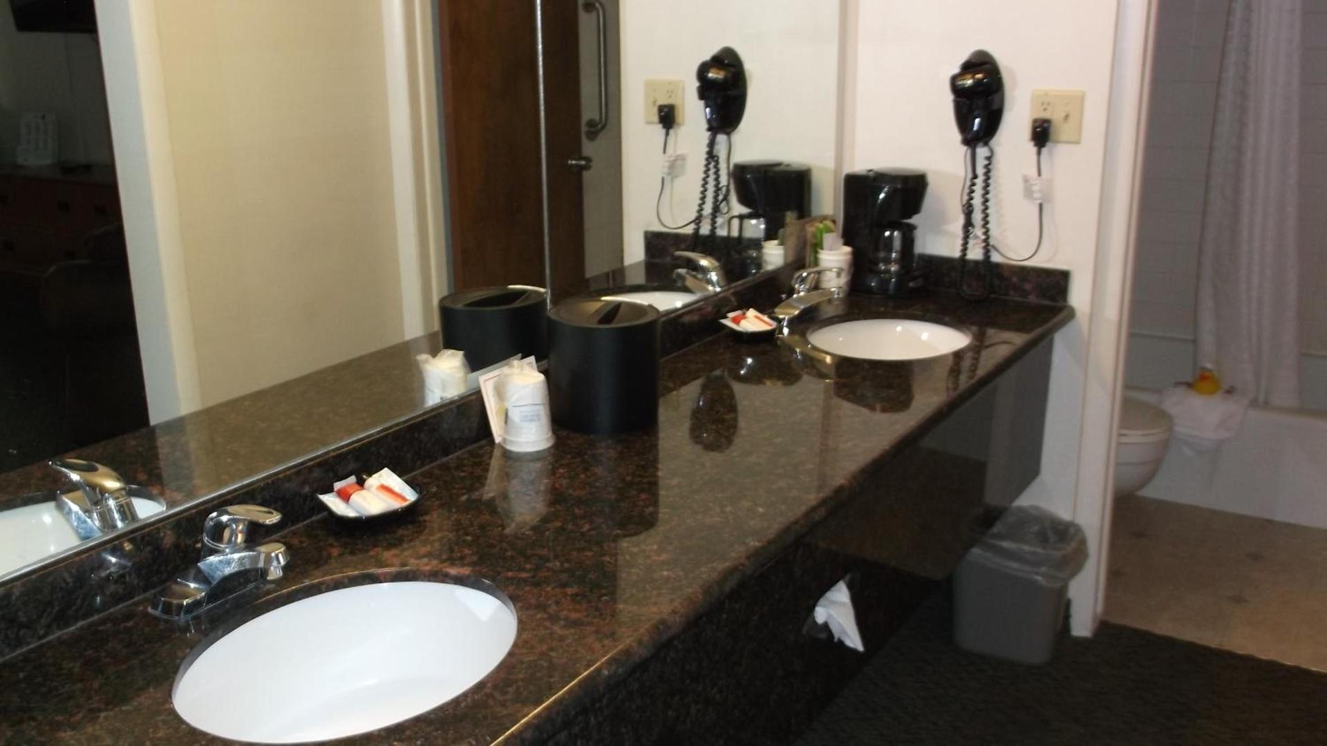Super 8 by Wyndham Salina/Scenic Hills Area photo 36