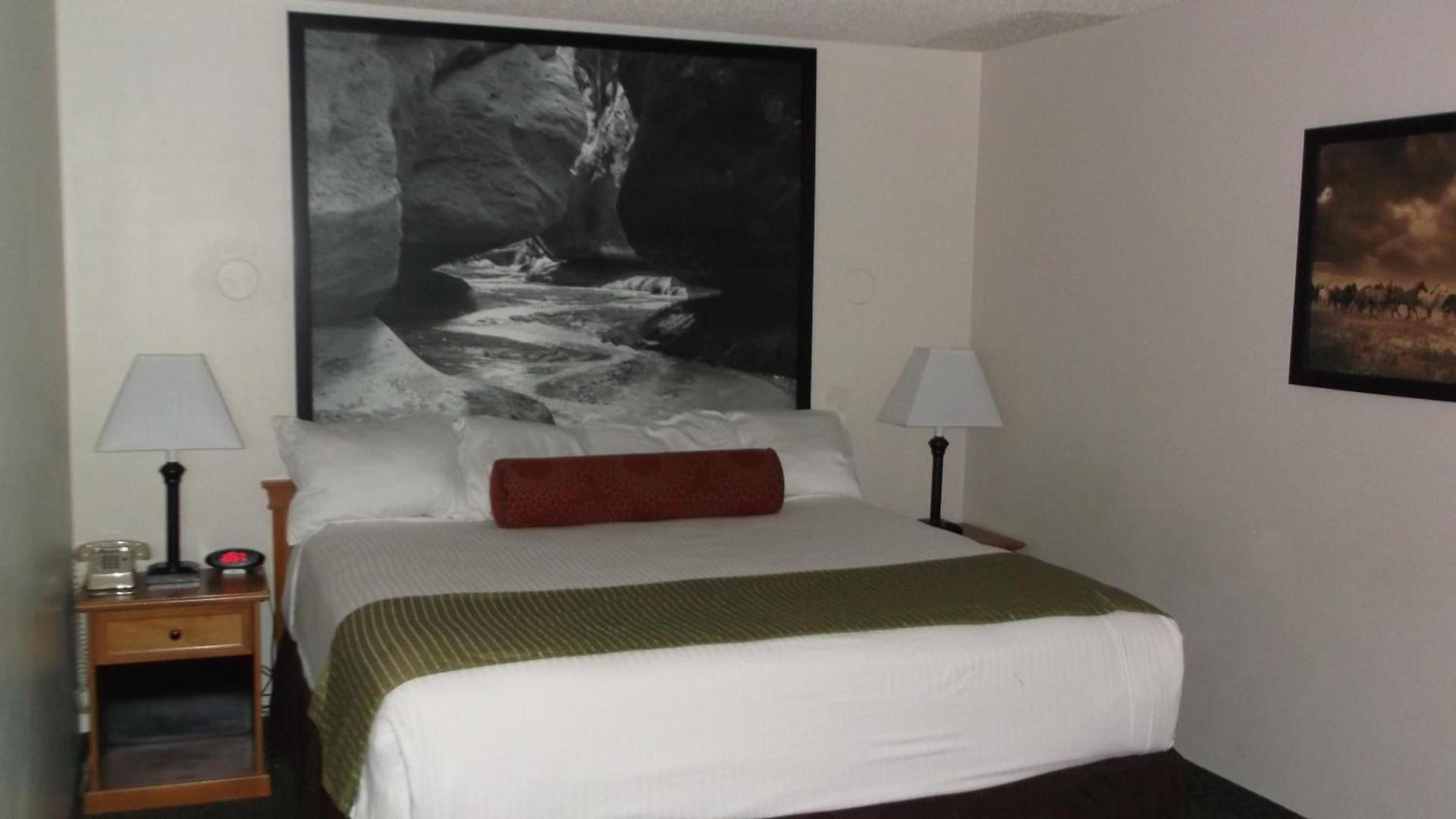 Super 8 by Wyndham Salina/Scenic Hills Area photo 35