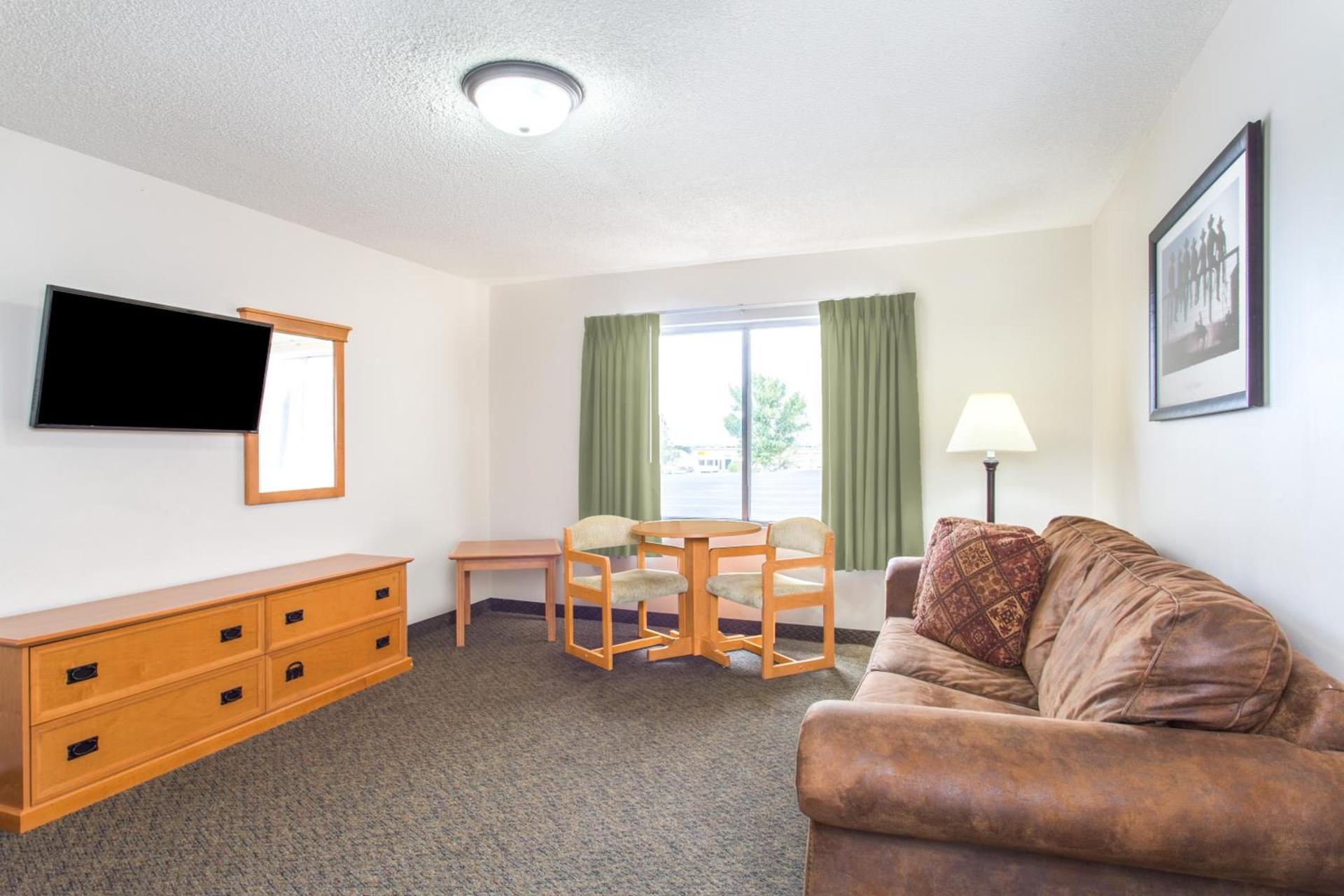 Super 8 by Wyndham Salina/Scenic Hills Area photo 34