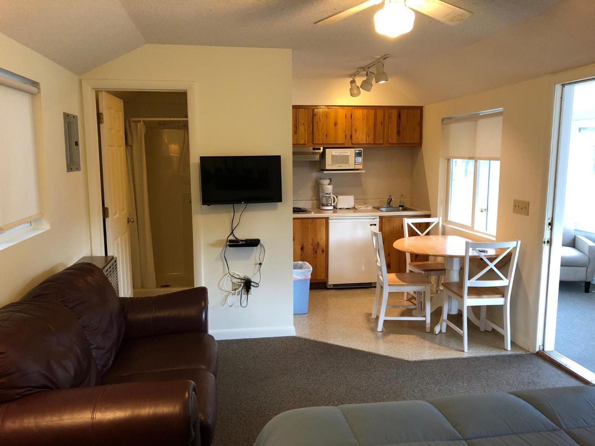 West Winds Motel & Cottages photo 41
