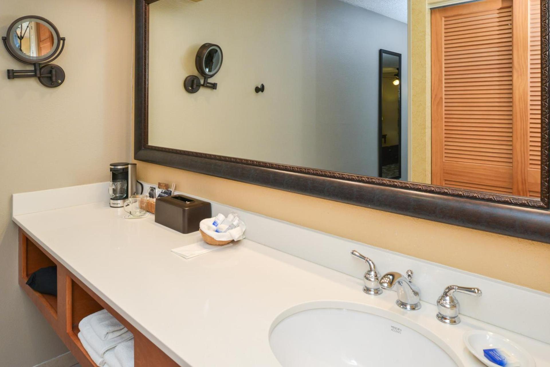 Best Western Plus Black Oak photo 73